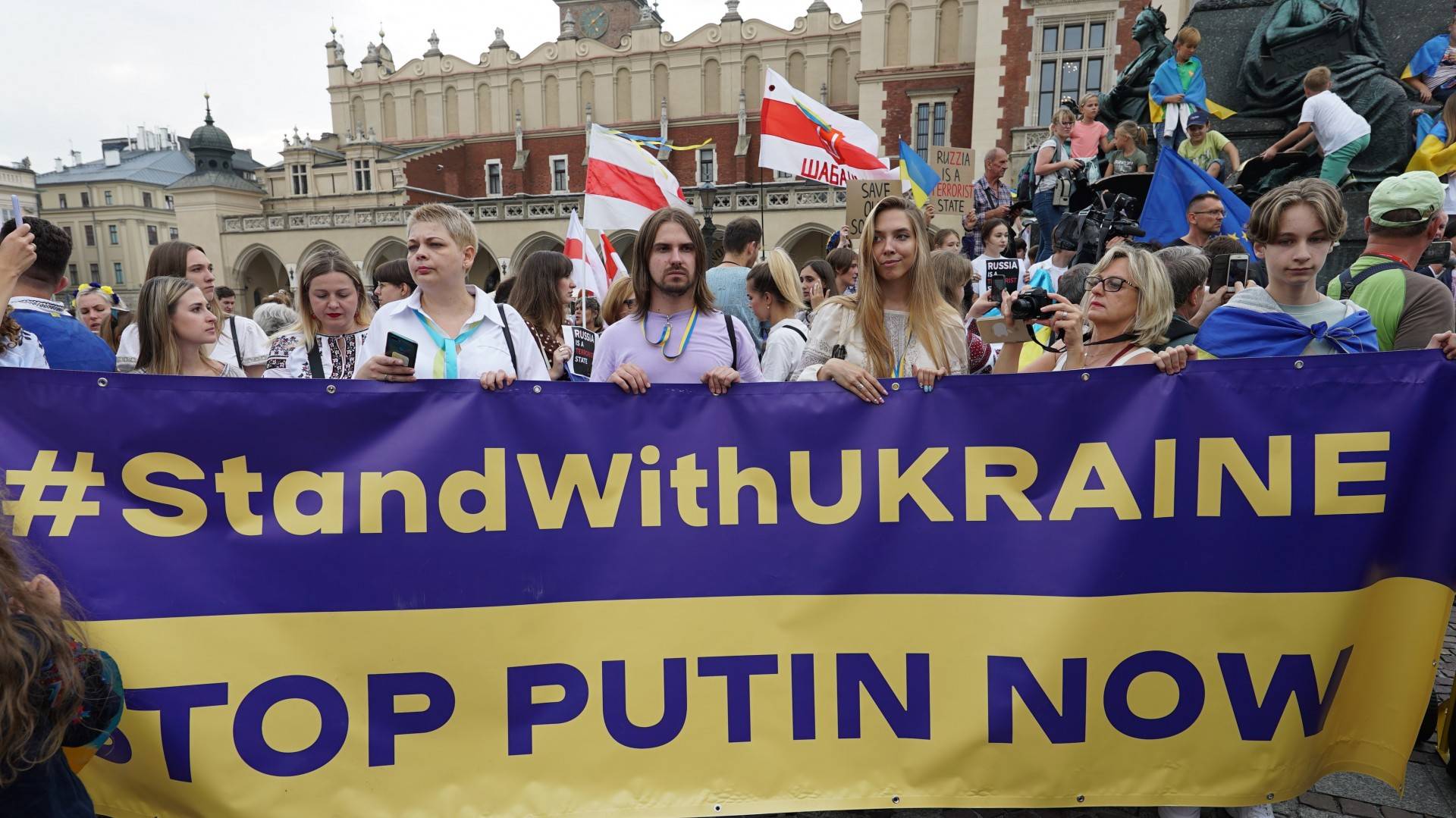 Kraków solidarny z Ukrainą! Marsz niepodległości, barwy ukraińskie na fasadach budynków