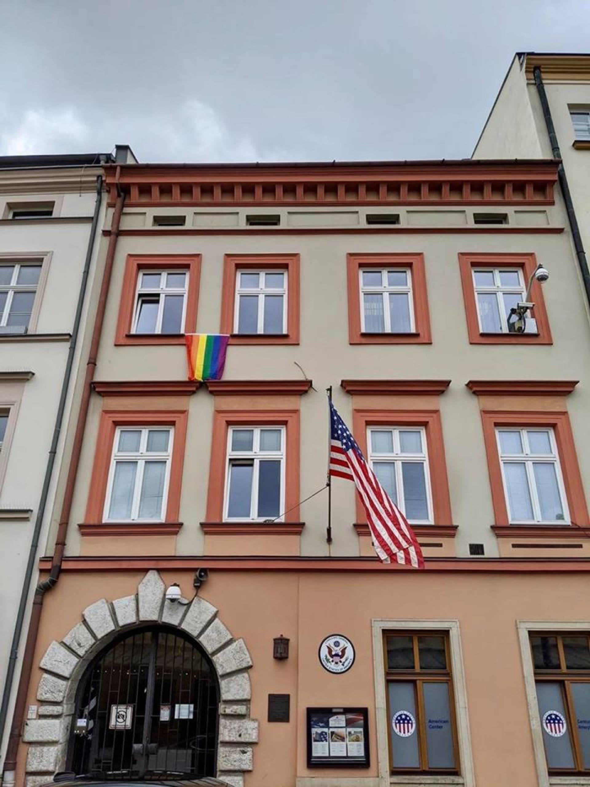 Konsulat USA z tęczową flagą, gorąca niedziela na Rynku Głównym