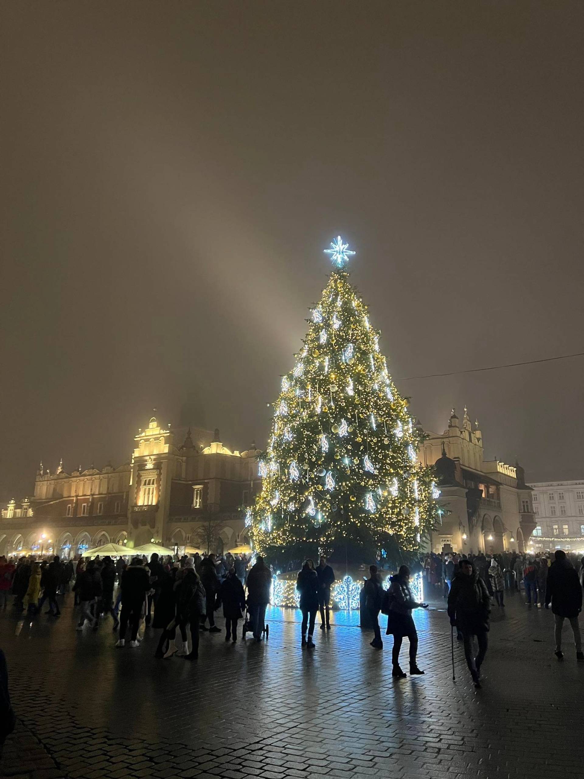 Tysiące osób na krakowskim Rynku: wszyscy czekali na ten moment