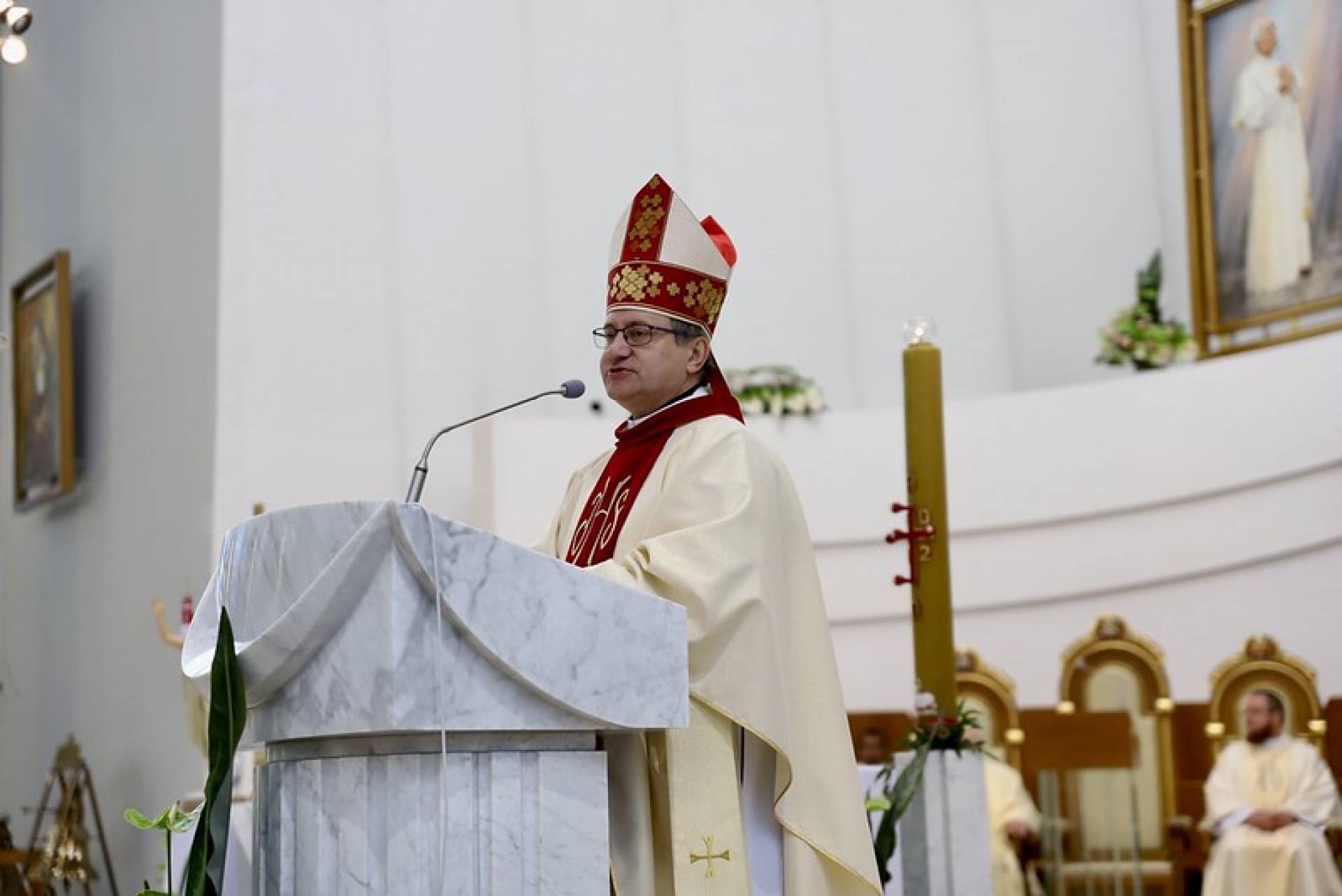Krakowski biskup ostro o politycznym wykorzystywaniu Jana Pawła II
