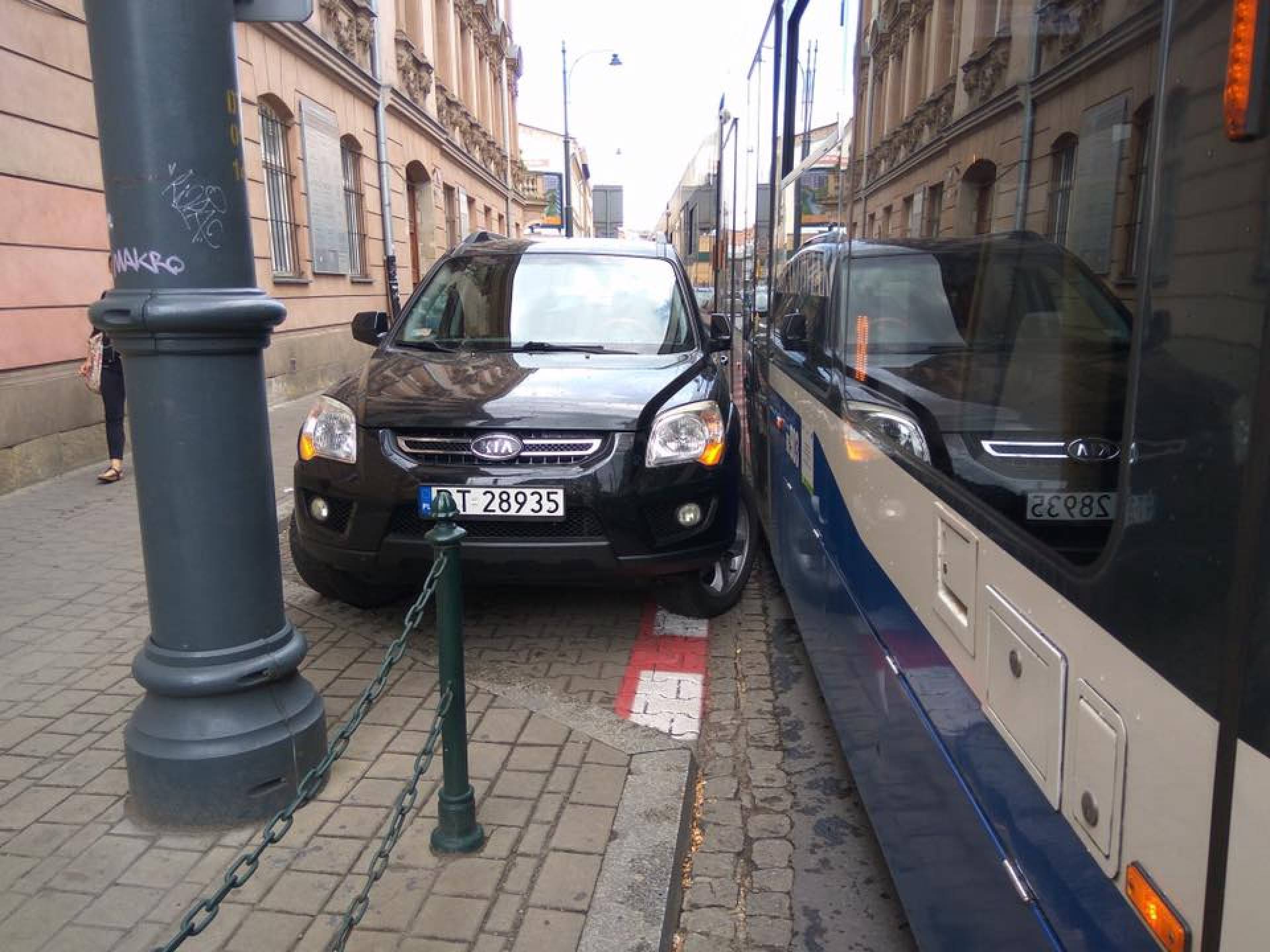 Tysiąc złotych kary za źle zaparkowane auto. Akcja na Długiej