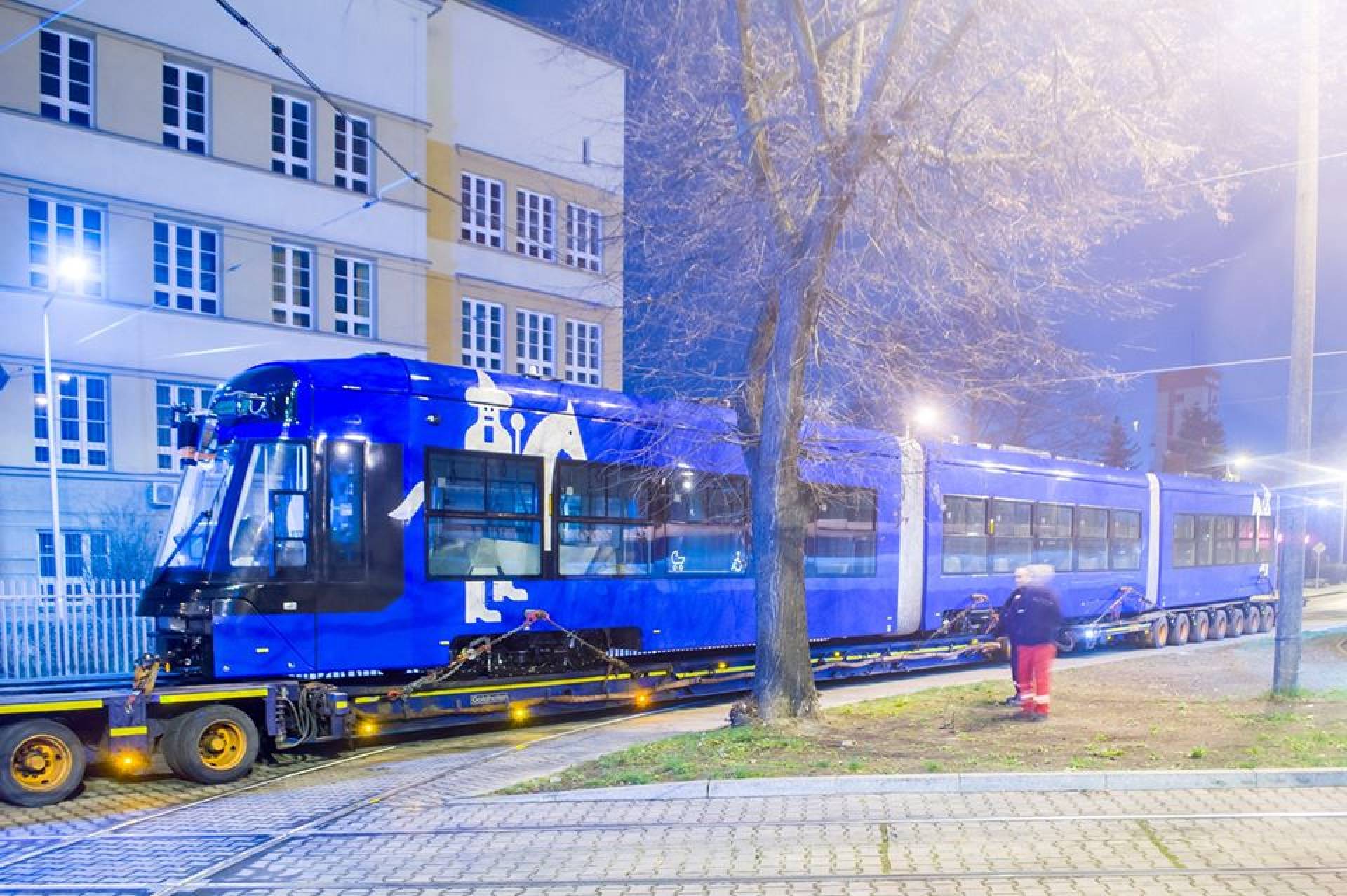 Wyjątkowy tramwaj dotarł do Krakowa, pojedzie bez dostępu do sieci