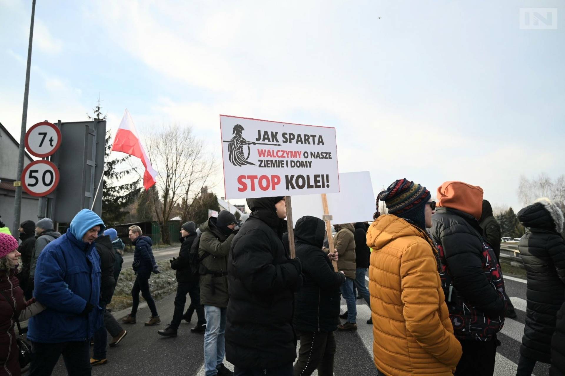 Nie podoba się im budowa linii kolejowej z Krakowa do Myślenic. Zablokowali... zakopiankę