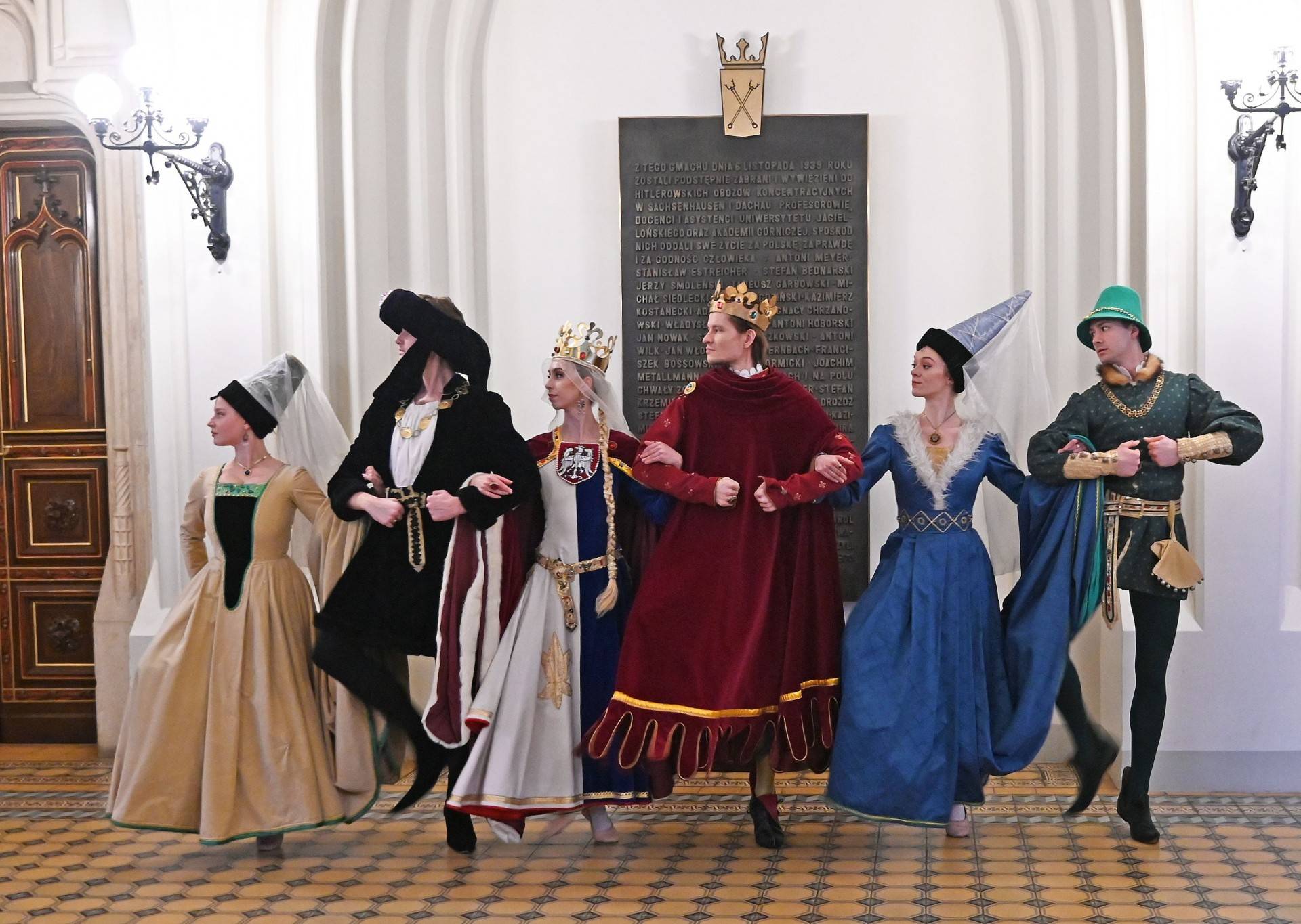 Piękny, taneczny pokaz w Collegium Novum. Królowa Jadwiga, król Jagiełło...