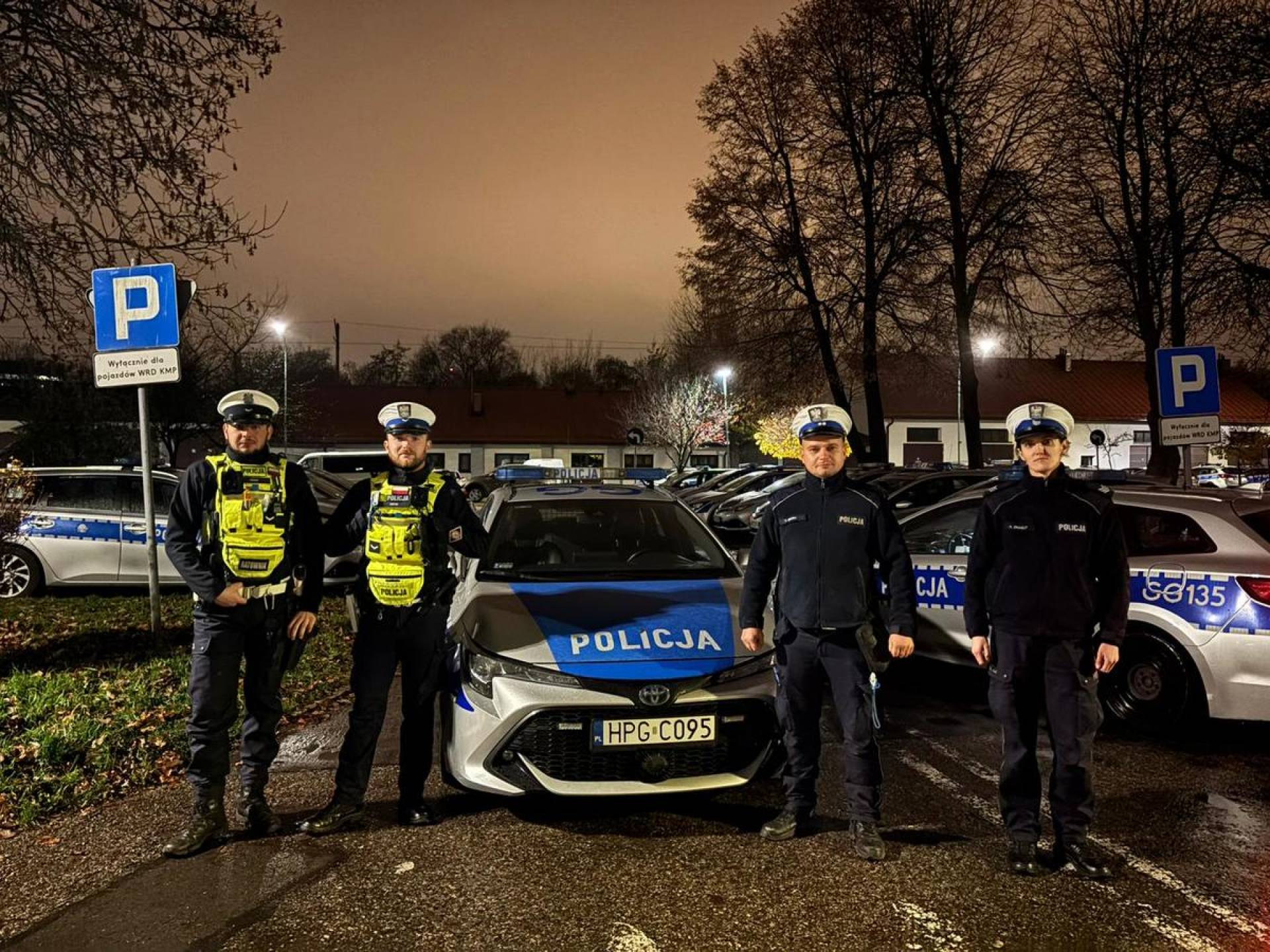 Krakowscy policjanci uratowali życie pasażerowi taksówki, dramatyczne chwile