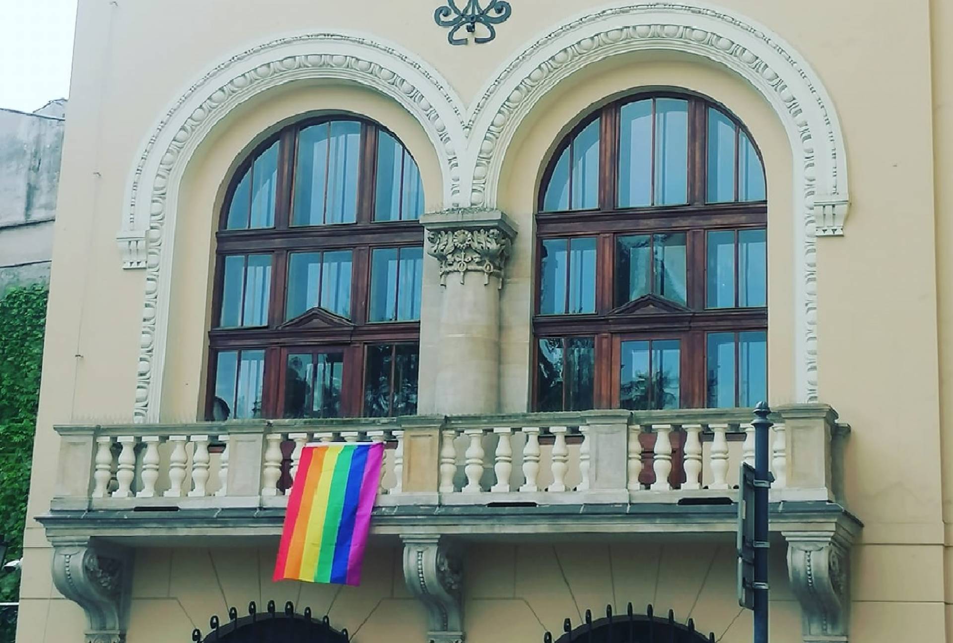 Tęczowa flaga na krakowskim magistracie. Jest ważny powód
