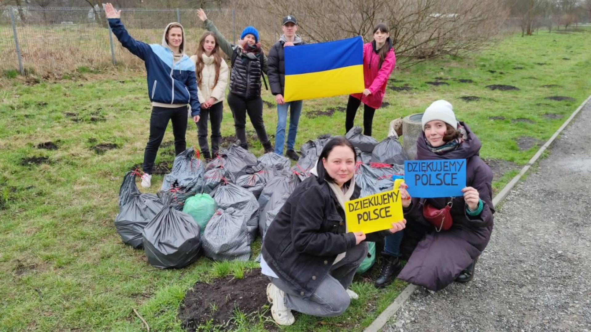 Uchodźcy z Ukrainy posprzątali Park Lotników. Tak dziękują Polakom za gościnność
