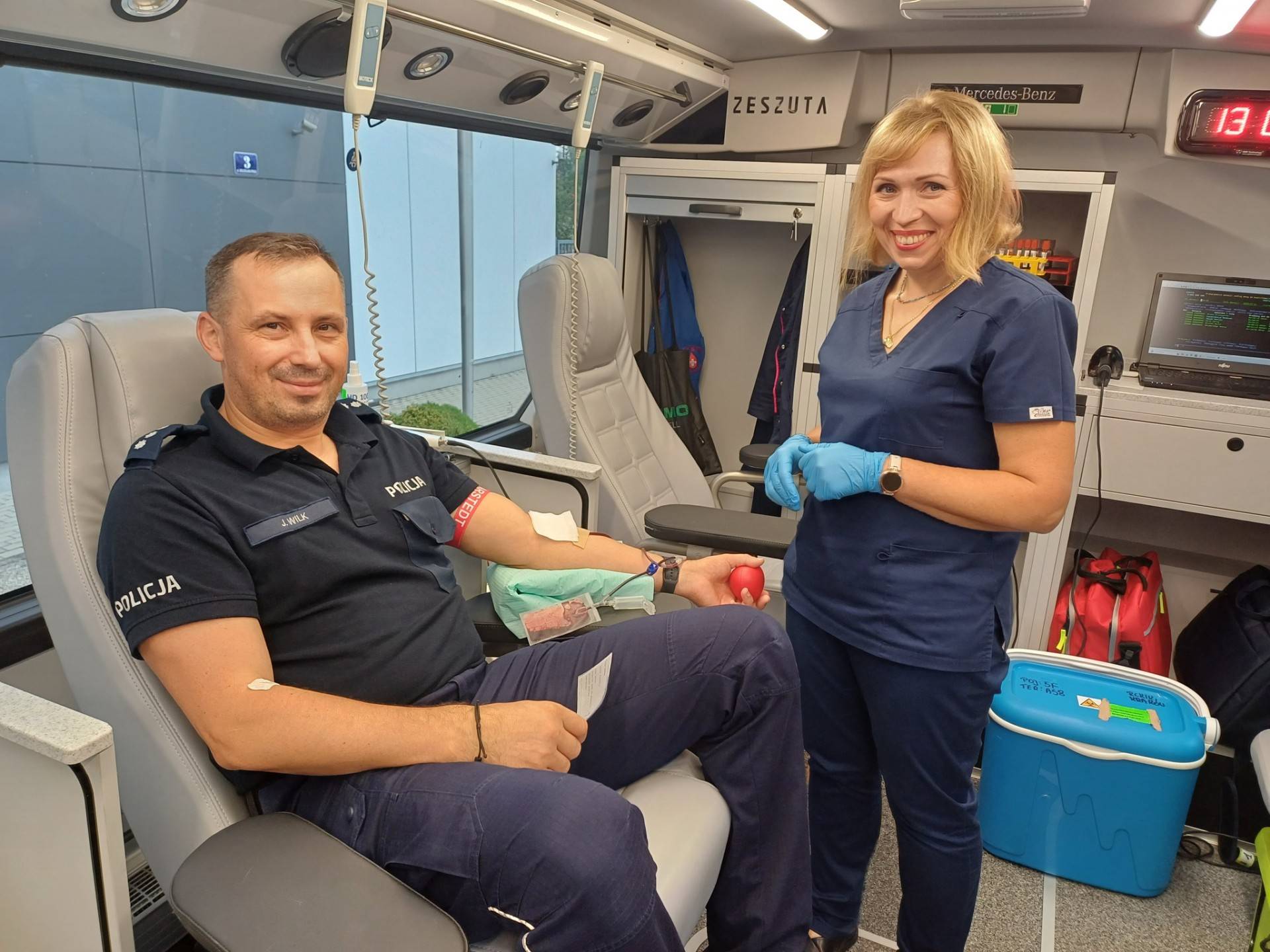 Policjanci z pomocą dla ofiar wypadków oraz ciężko chorych