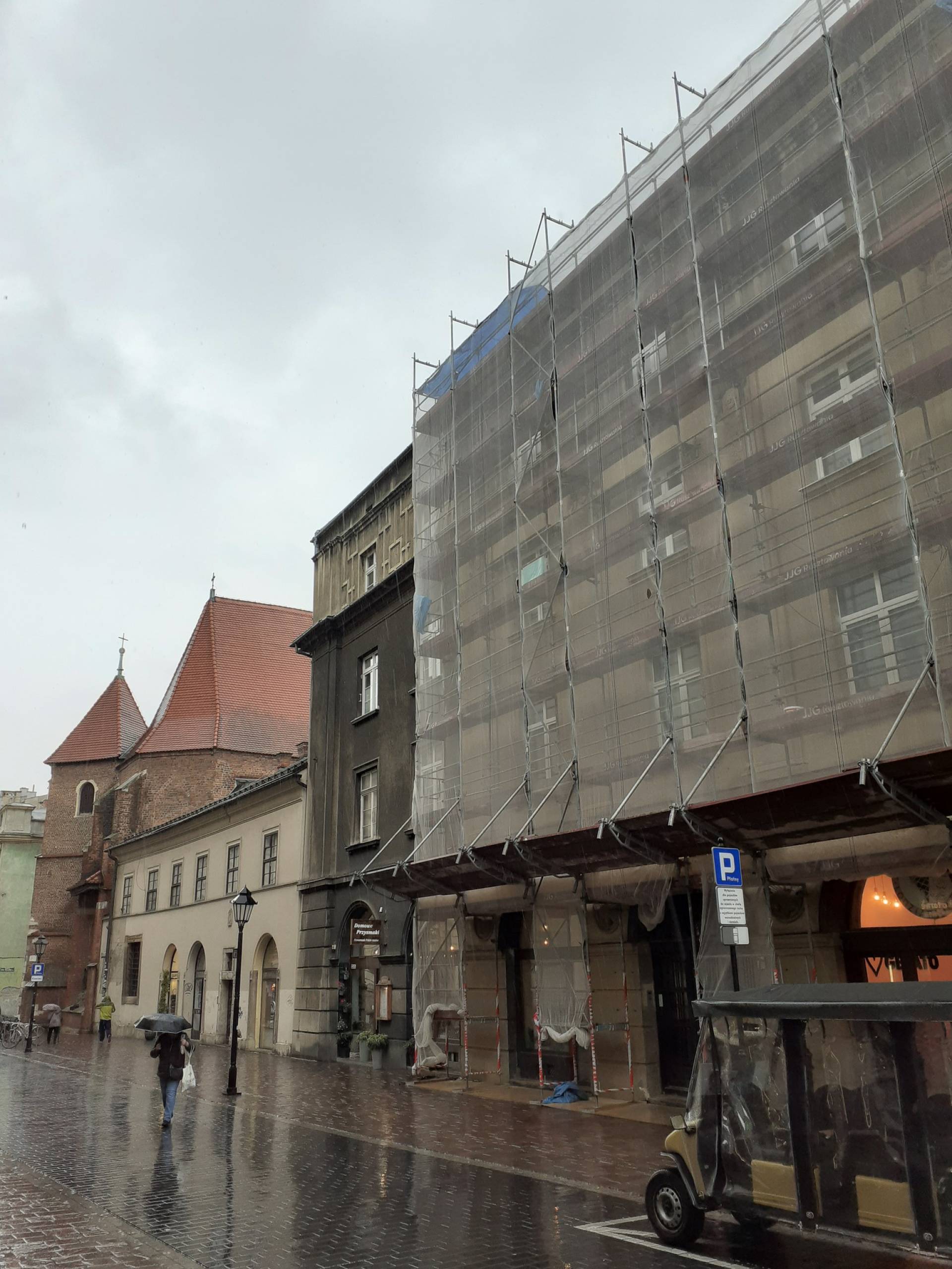 Czyszczą elewację “czarnej kamienicy”, zniszczył ją krakowski smog