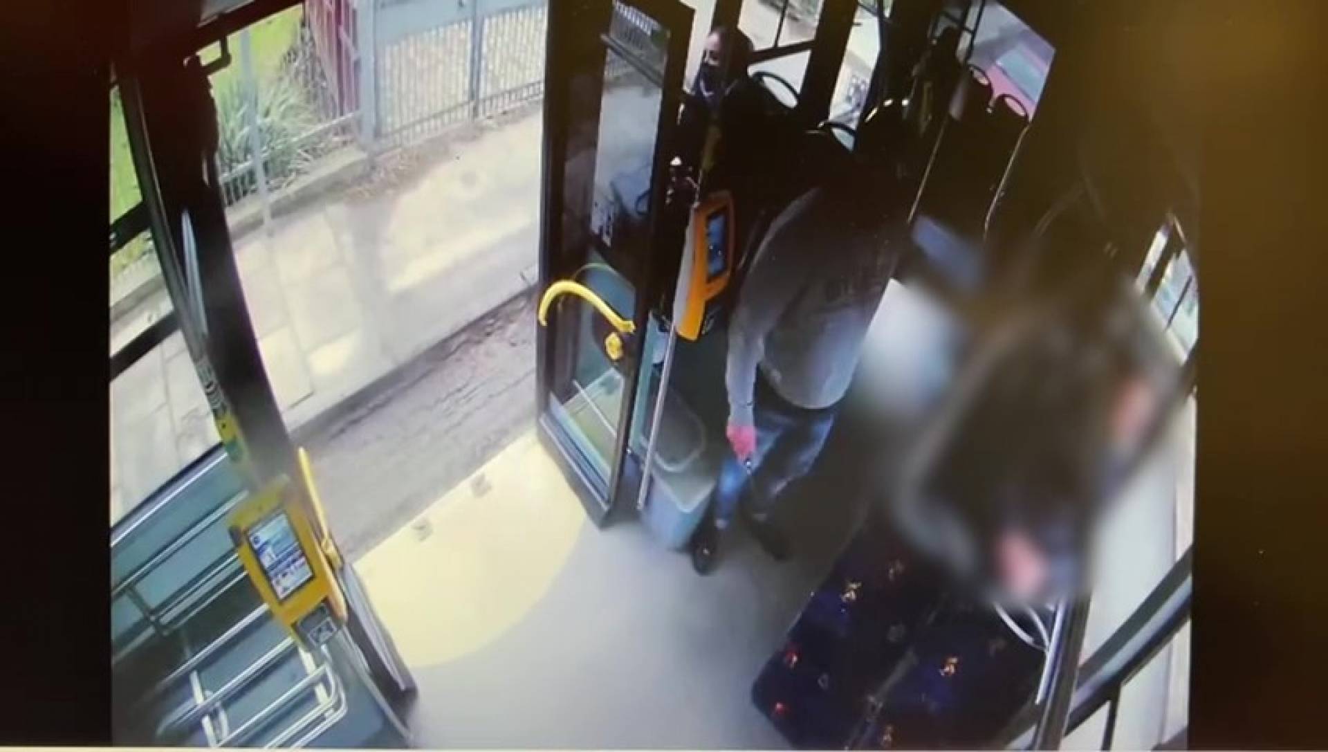 Atak nożownika w autobusie: policja publikuje film