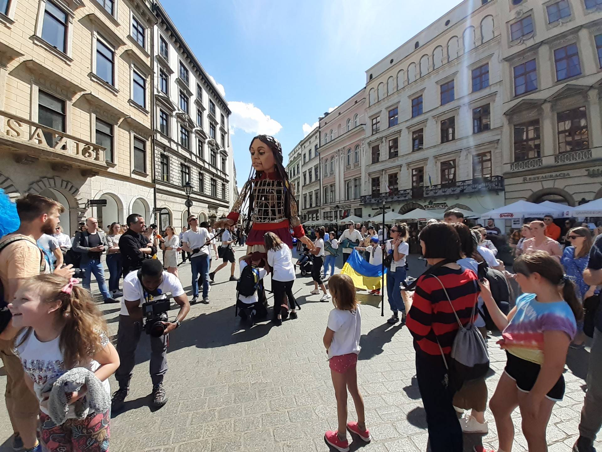 Gigantyczna marionetka w Krakowie, ma zwracać uwagę na problemy dzieci uchodźców