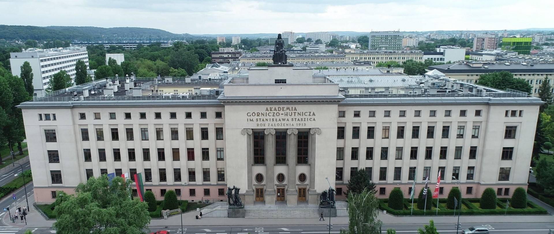 Coraz mniej chętnych do zostania magistrem. AGH przekonuje jednak, że warto