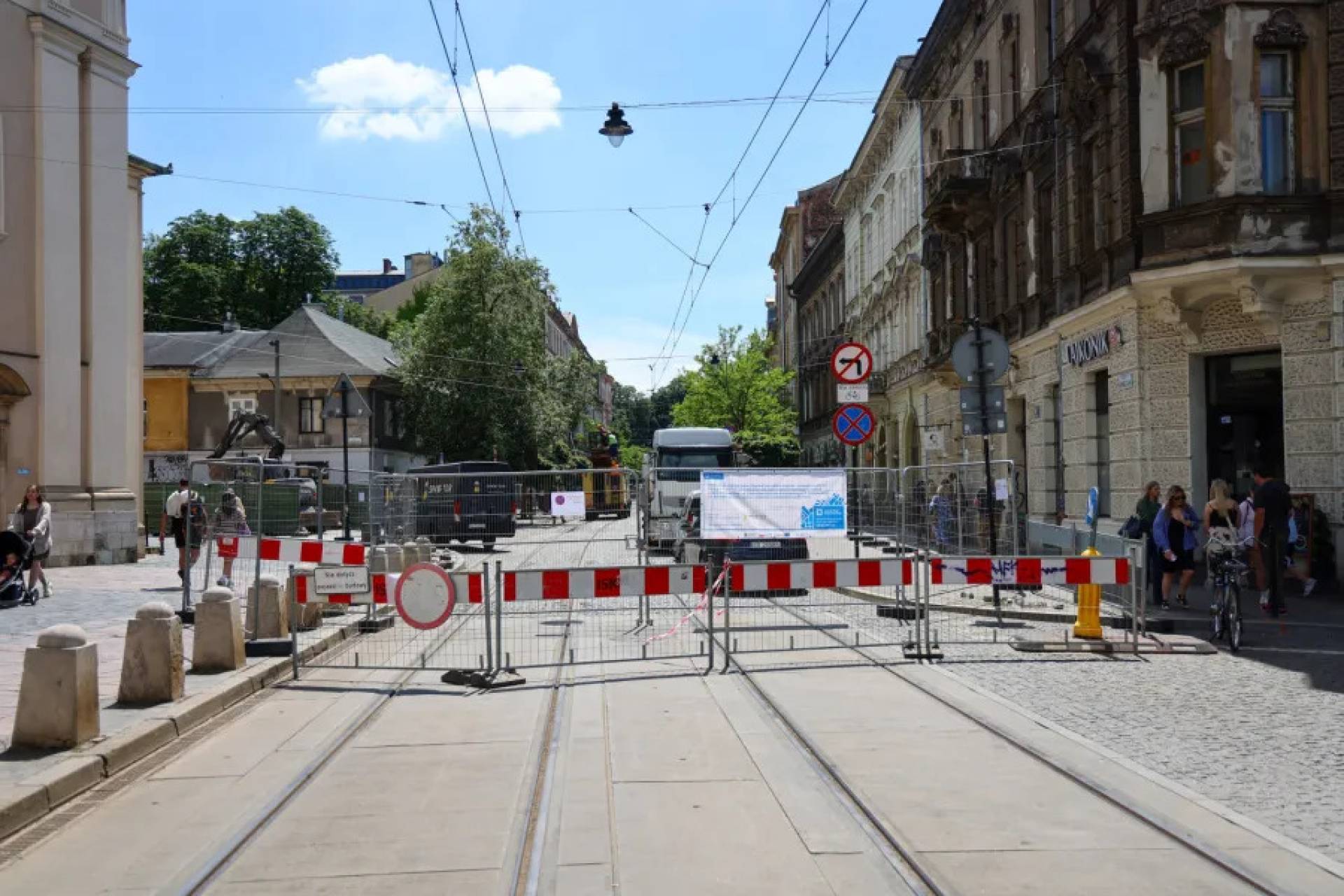 Prace przy Bagateli wstrzymane, archeolodzy badają znaleziska z Garbarskiej