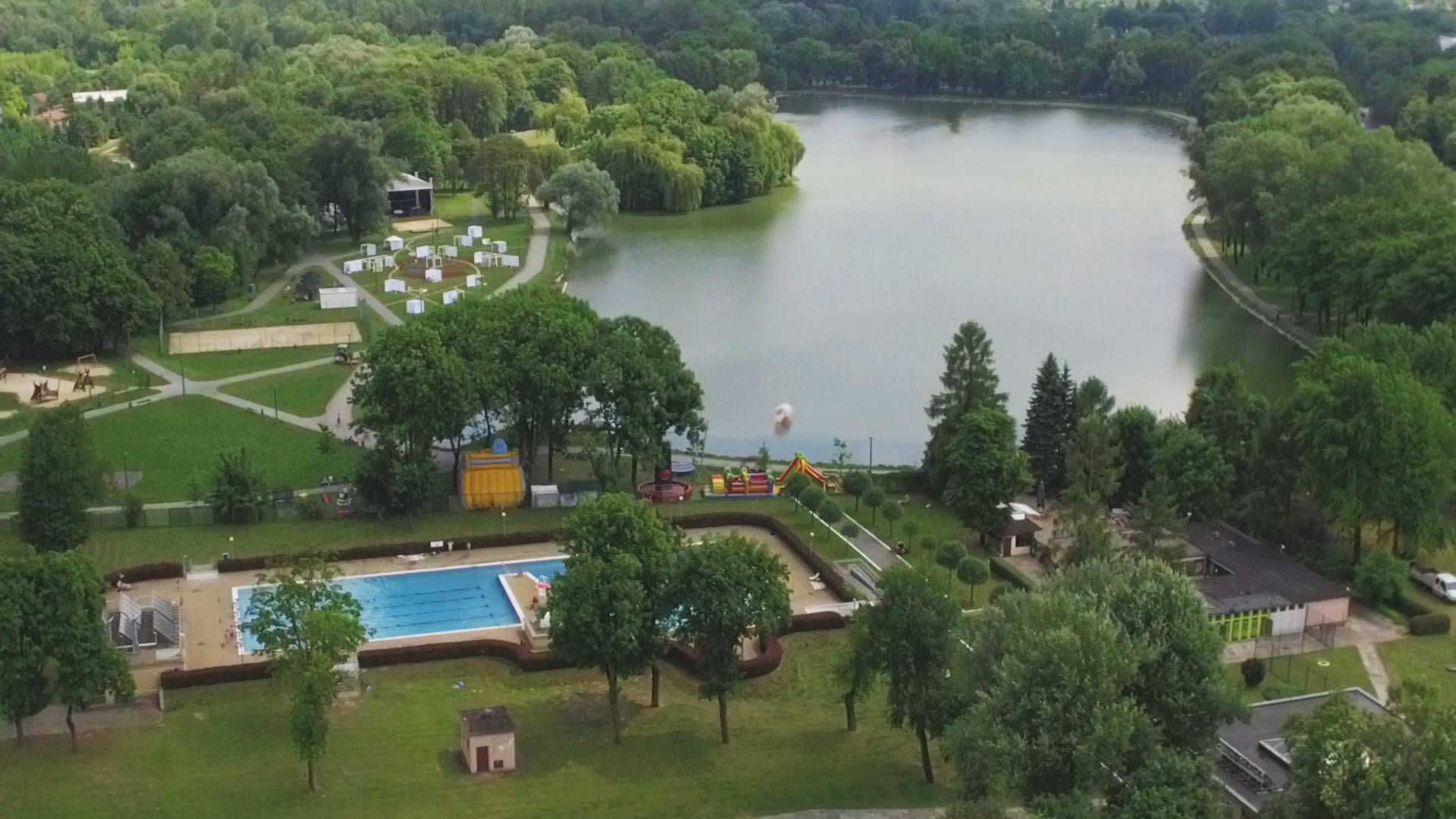 Oto najlepszy odkryty basen w Krakowie... jeden z dwóch czynnych