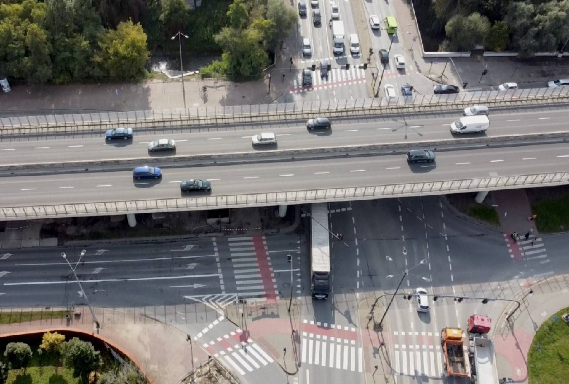 Pęknięcia na estakadzie nad al. 29 Listopada. Będą ograniczenia w ruchu