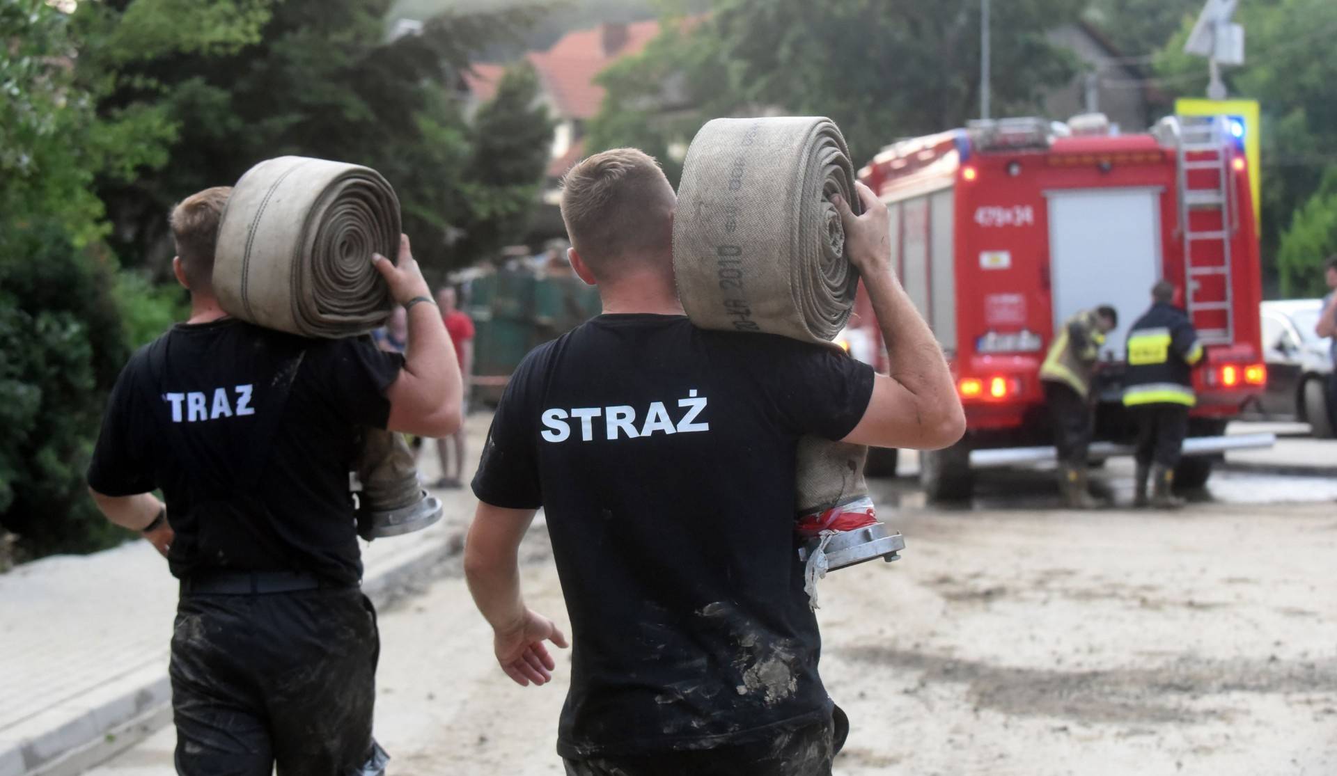 Kraków po burzy: połamane drzewa, zalane ulice, kilkadziesiąt interwencji strażaków