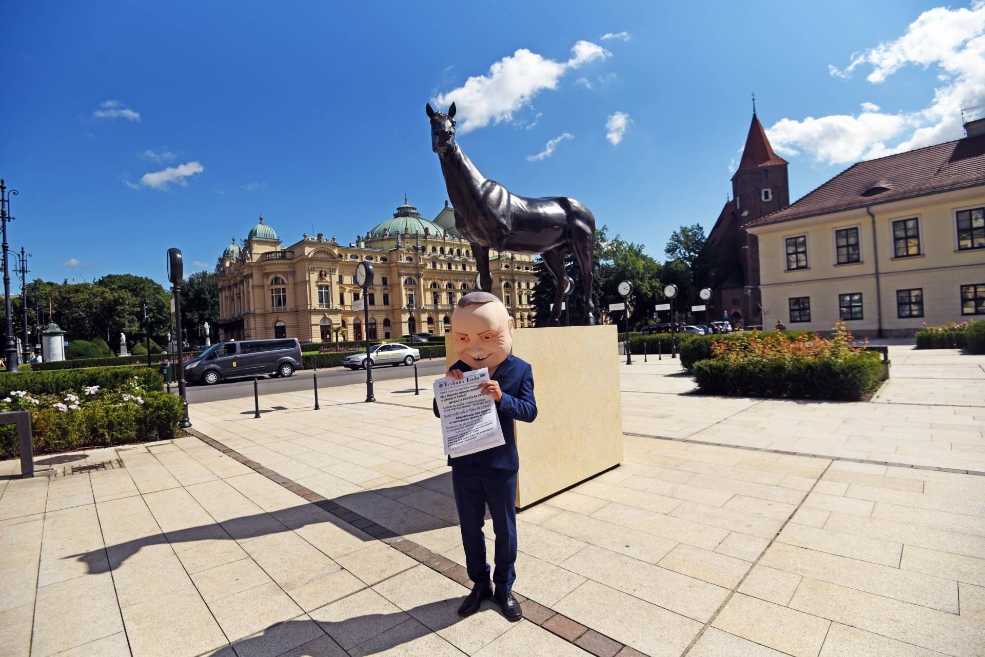 Kukła Dudy promowała "Trybunę Ludu".  Protest w obronie wolnych mediów