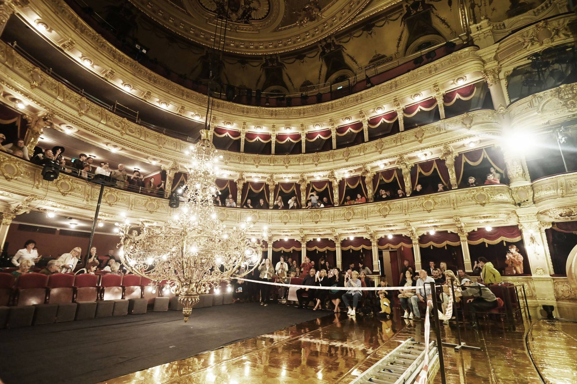 Najpiękniejszy, teatralny żyrandol w Polsce zjechał na scenę. „Orzeł wylądował”
