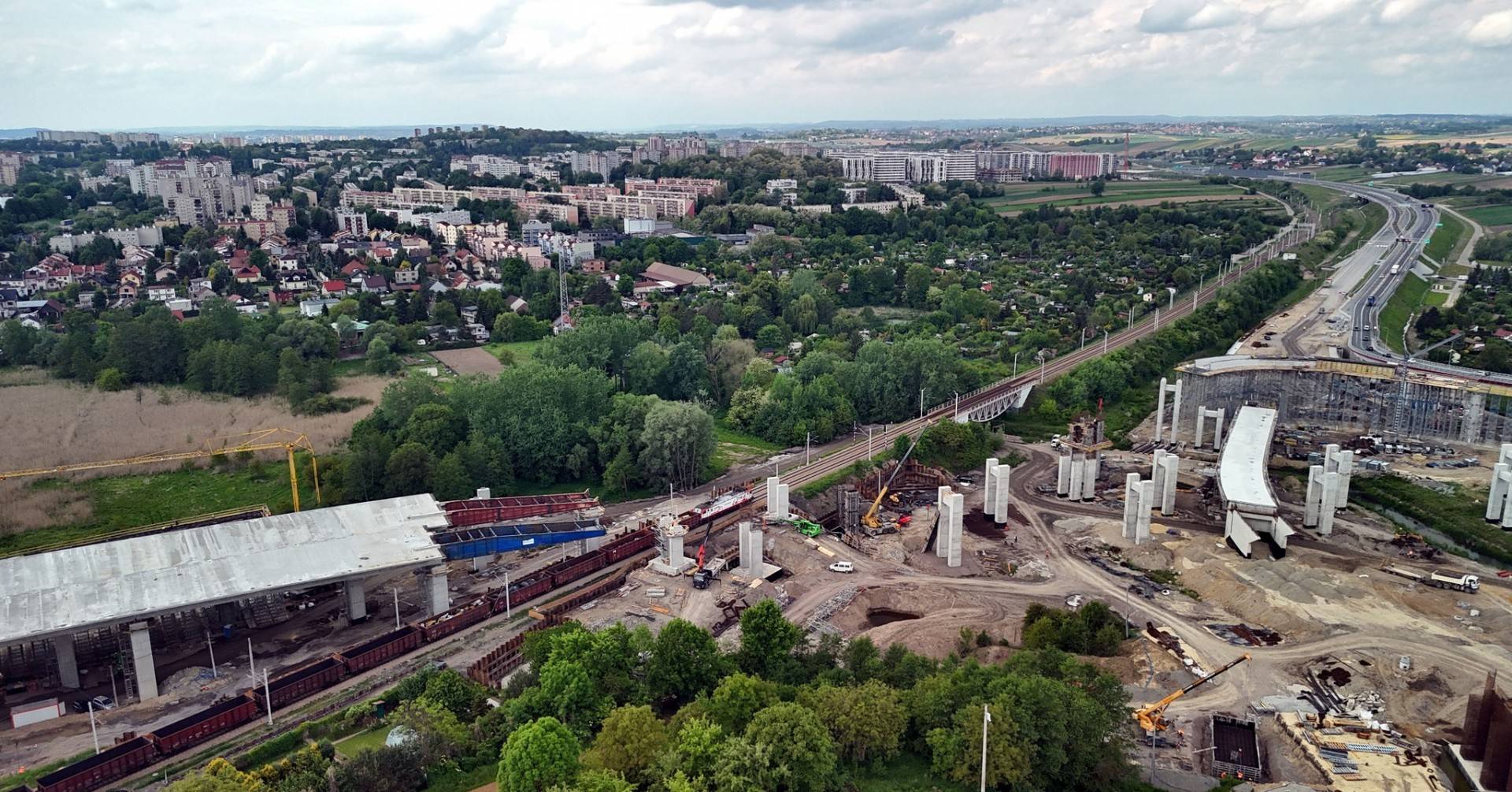 Trwa budowa wielkiej estakady w Nowej Hucie, nie zakłócą ruchu pociągów