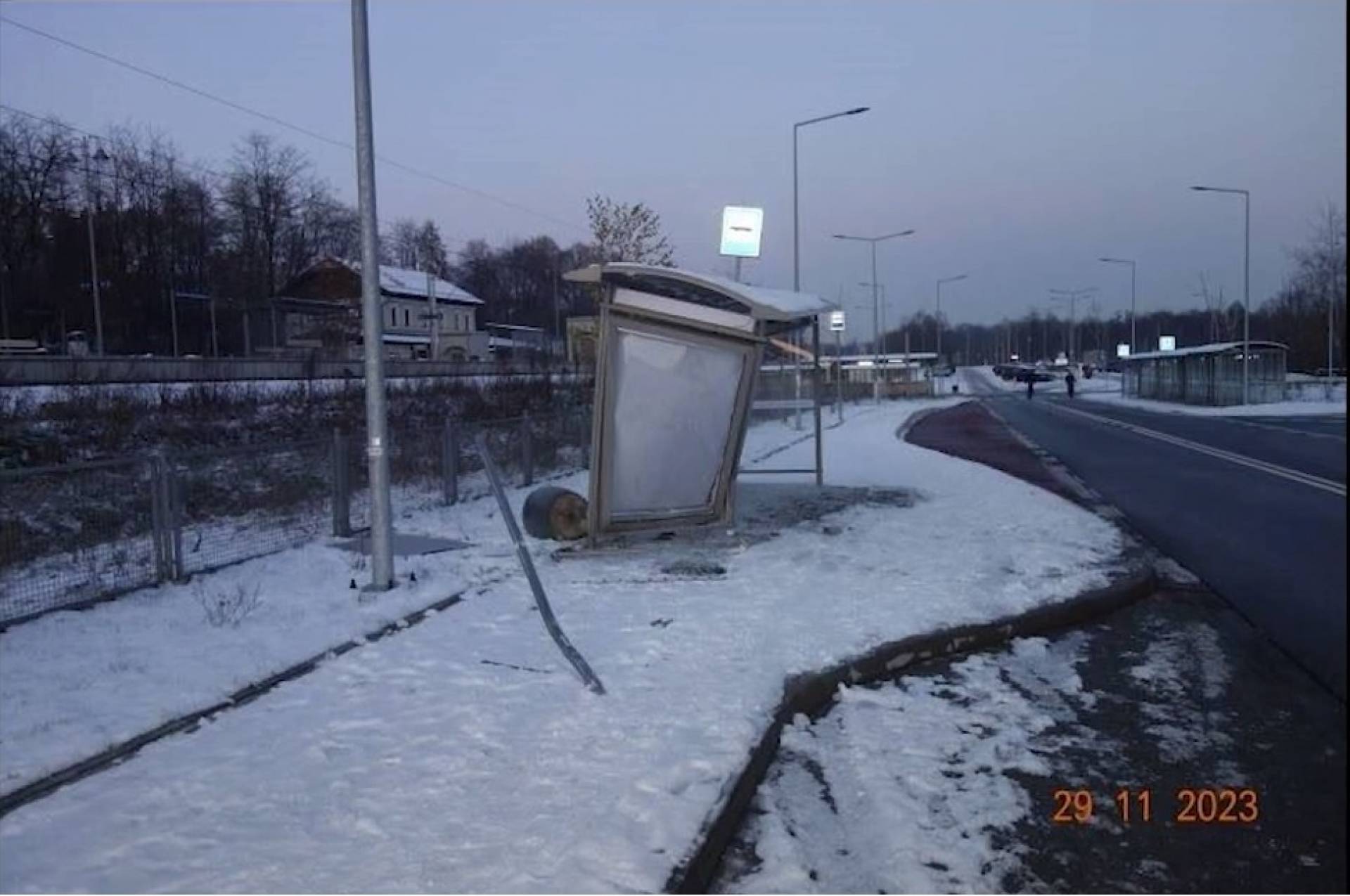 Na ulicy urządził sobie lekcję driftowania, zniszczył wiatę autobusową (film)