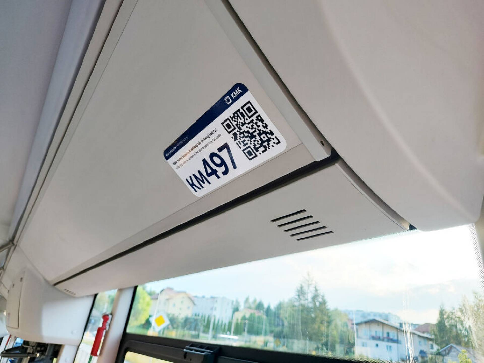 Po co te naklejki w krakowskich autobusach i tramwajach? Mają pomóc