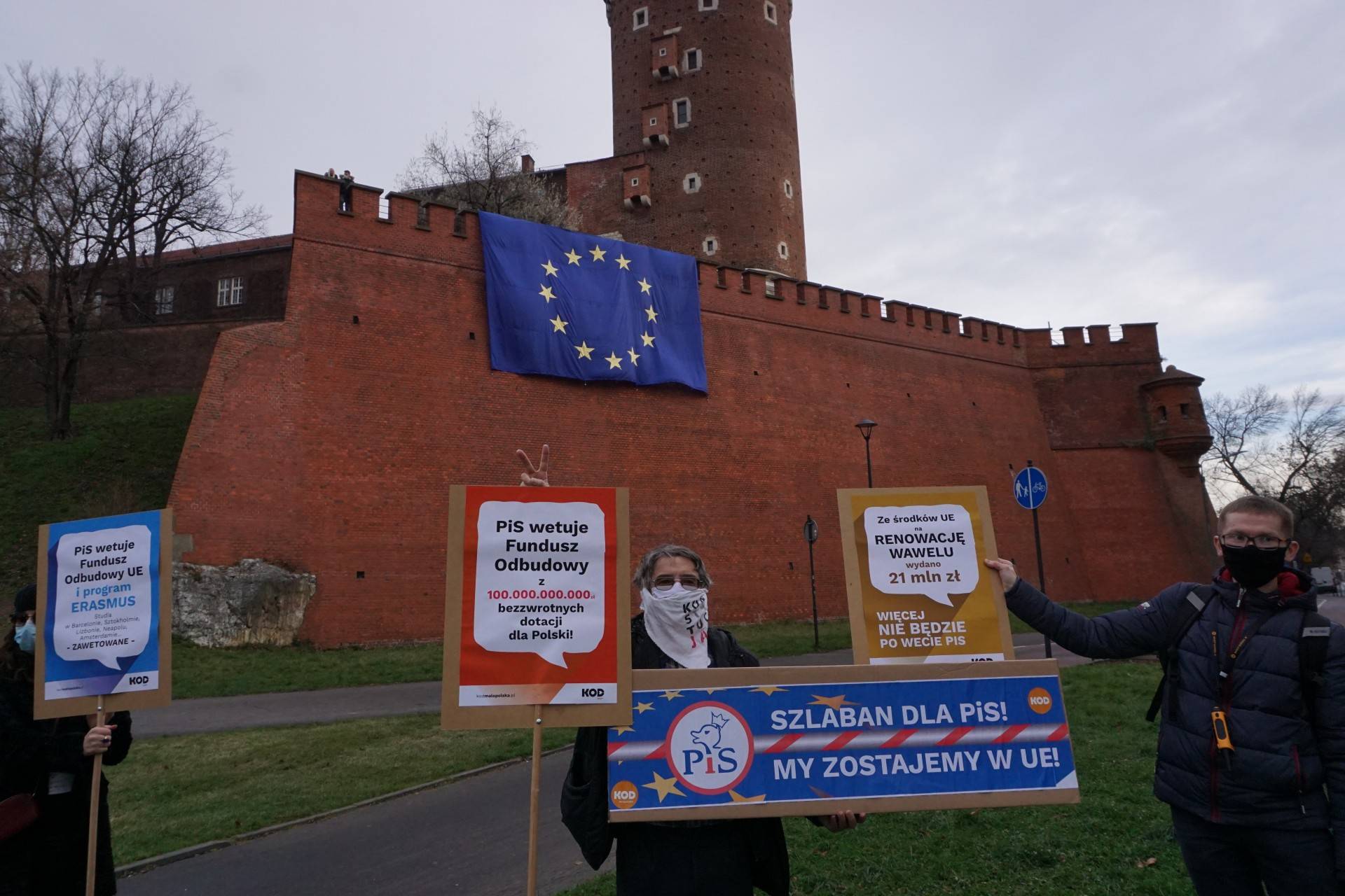 Protest w Krakowie: "Nie chcemy polskiego weta w Unii"