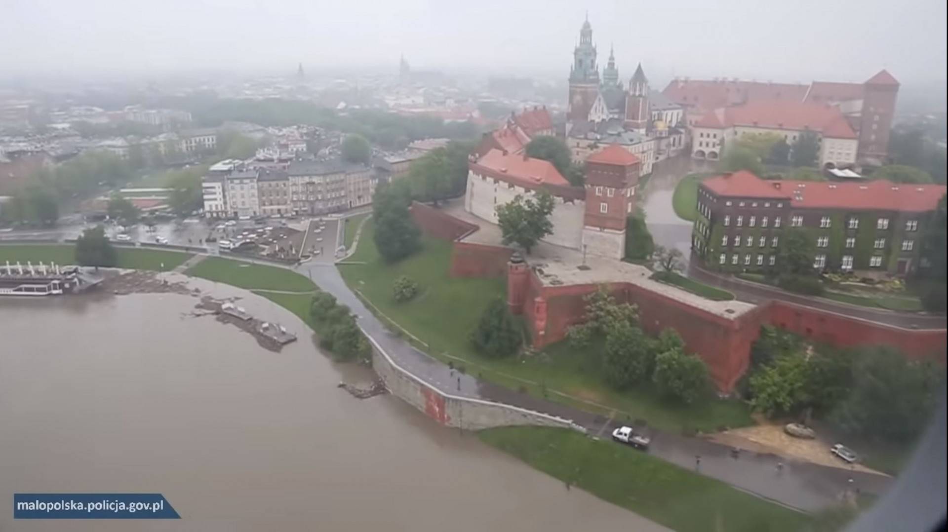 Policyjny Black Hawk nad Krakowem: powódź pod kontrolą