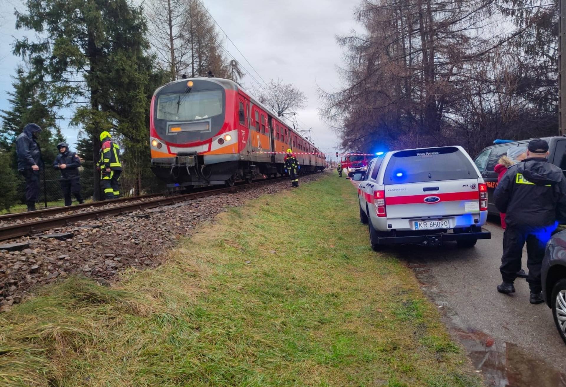 Tragedia na torach, zginęła młoda kobieta. Policja ustala personalia ofiary