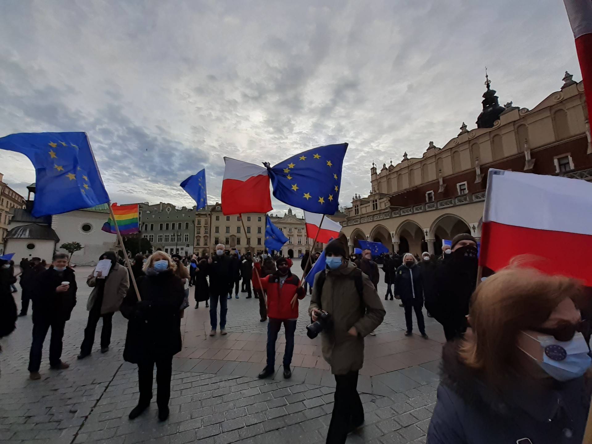 Biało - czerwone, unijne i tęczowe flagi na Rynku. "Spontaniczny spacer"