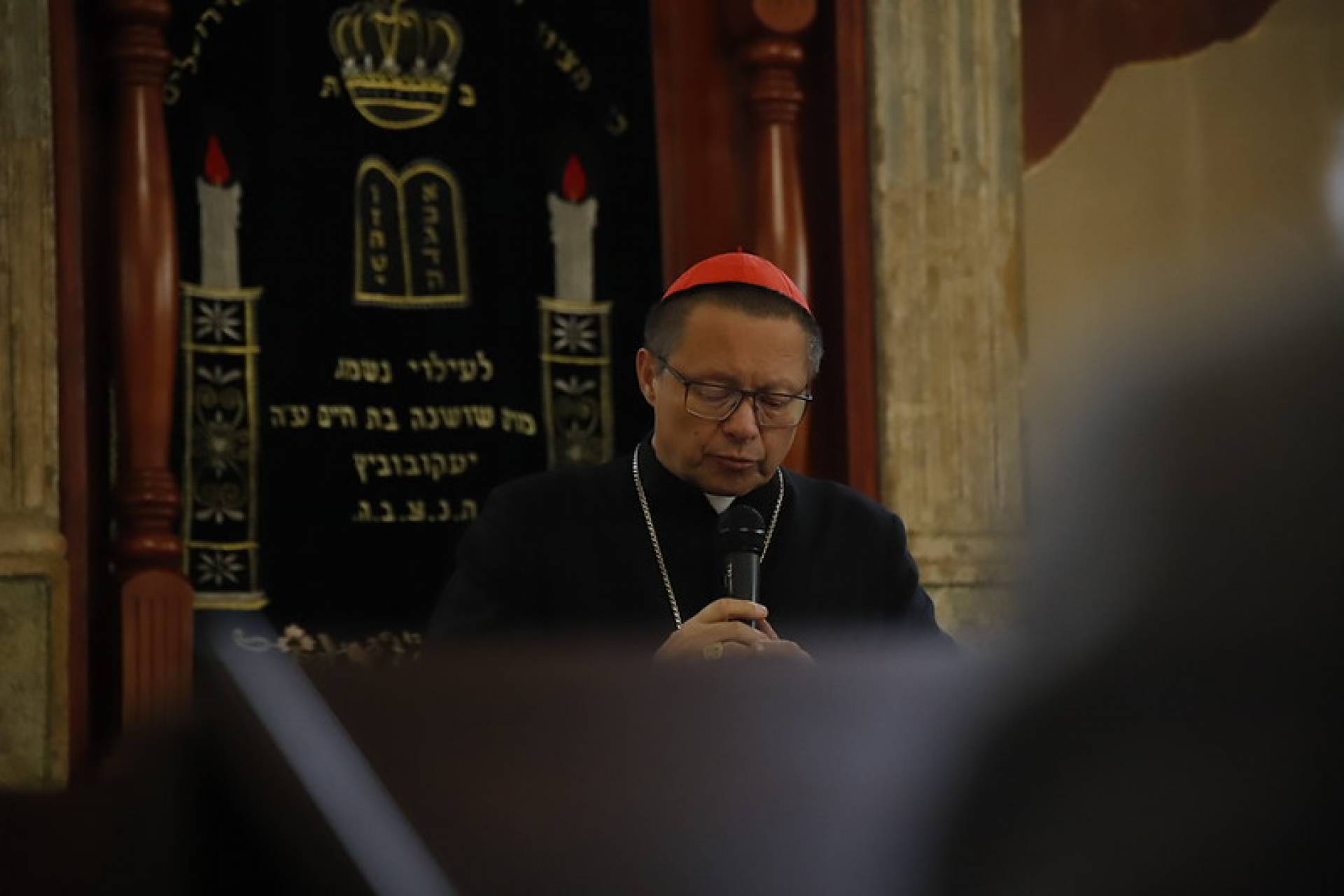 Kardynał Grzegorz Ryś w krakowskiej synagodze. Symboliczna wizyta