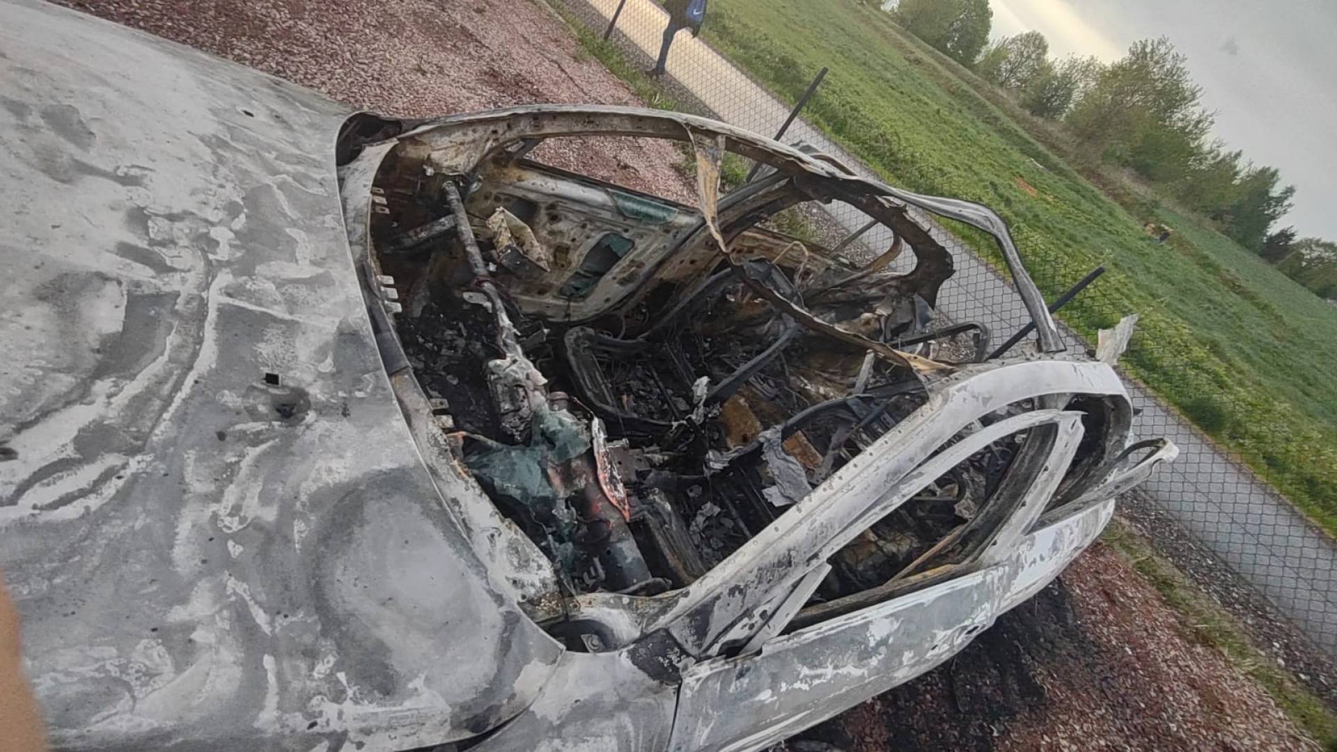 Wybuch zniszczył samochód, wszystko wokół stanęło w ogniu