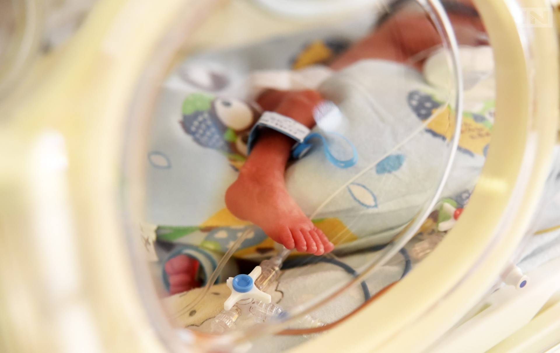 Zakażona kobieta urodziła dziecko, test noworodka "ujemny"