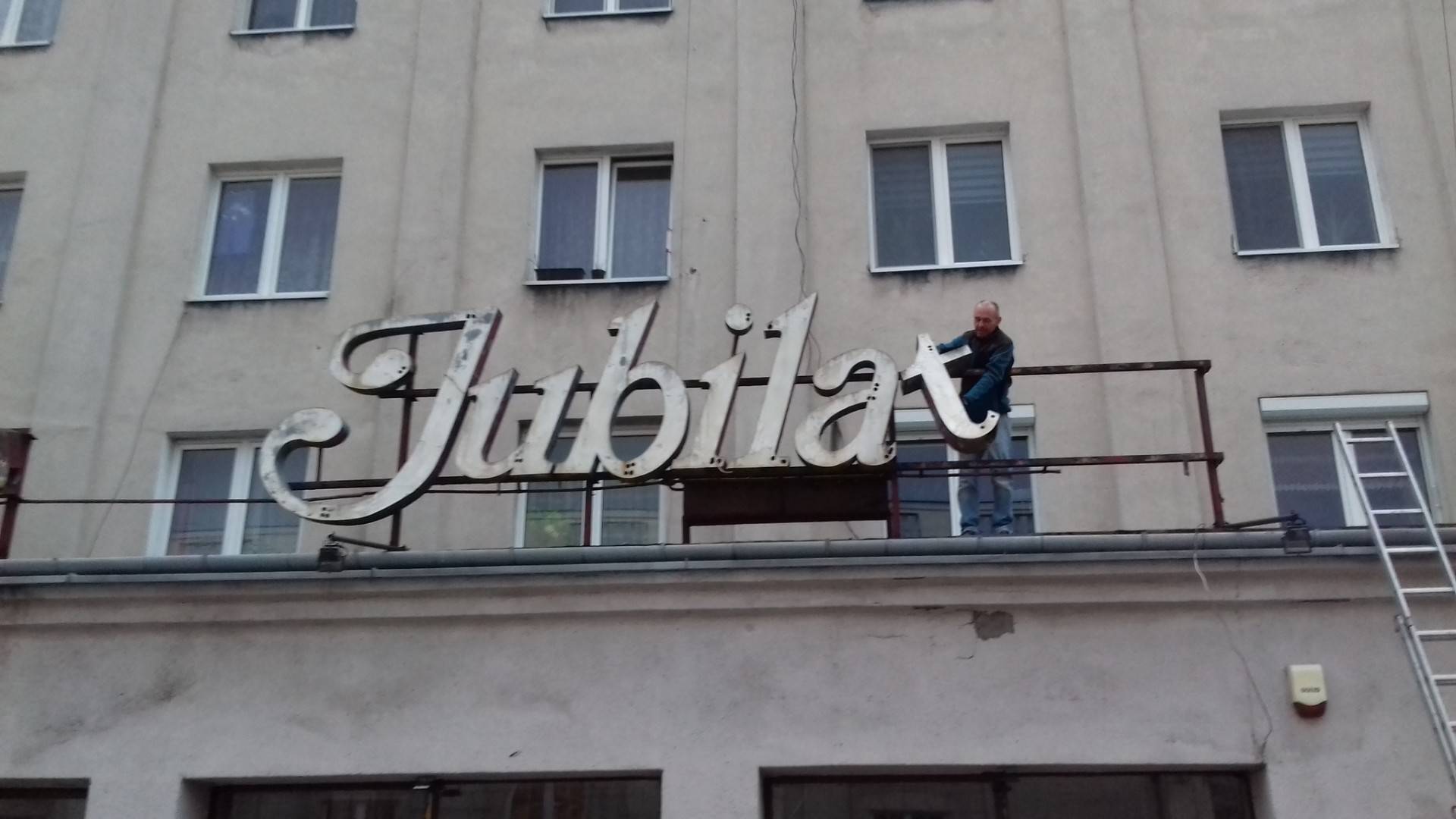 Znika kultowy neon “Jubilatka”, Zarząd Budynków Komunalnych uspokaja