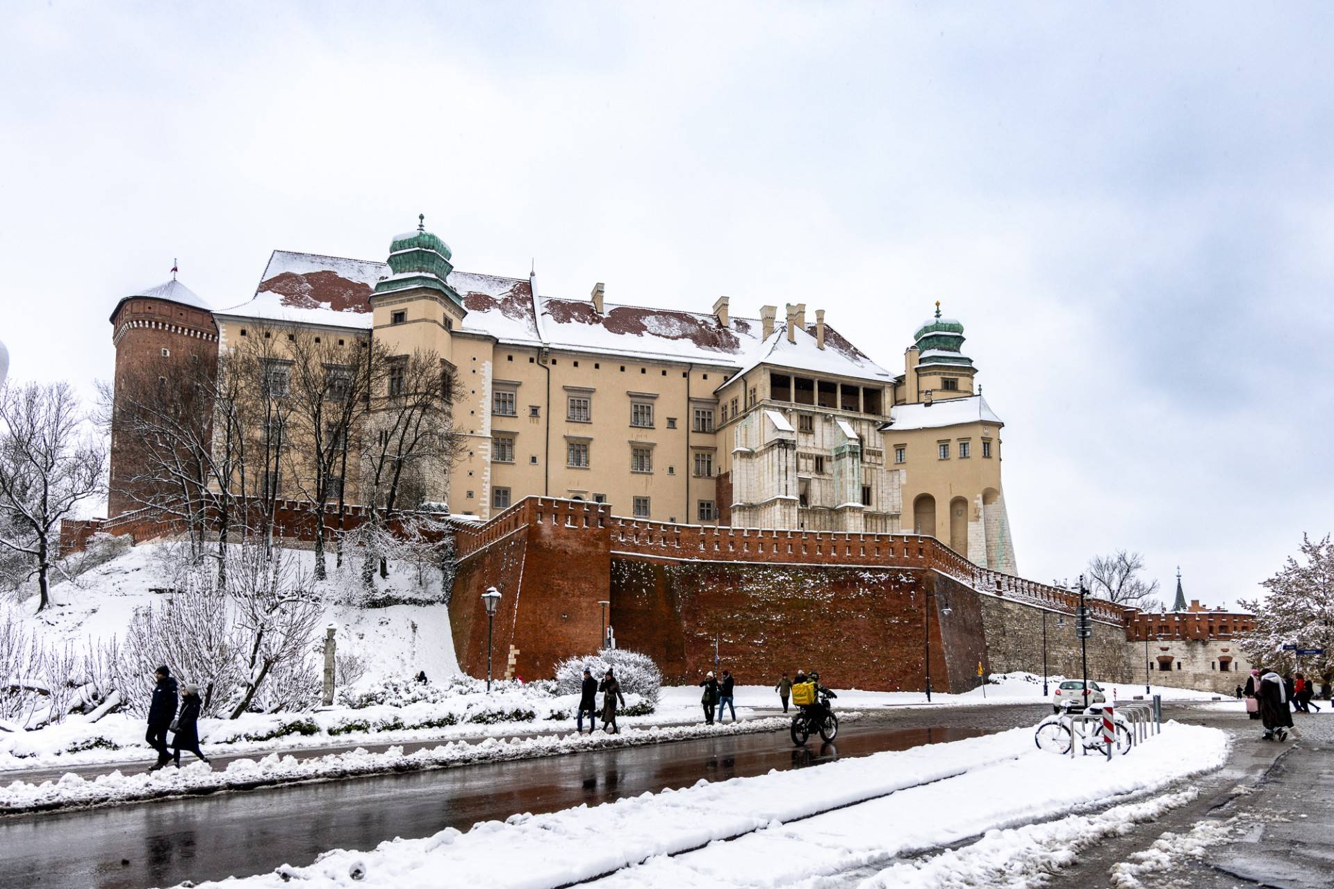 Pierwszy atak zimy w Krakowie opanowany, ale jest kolejne ostrzeżenie