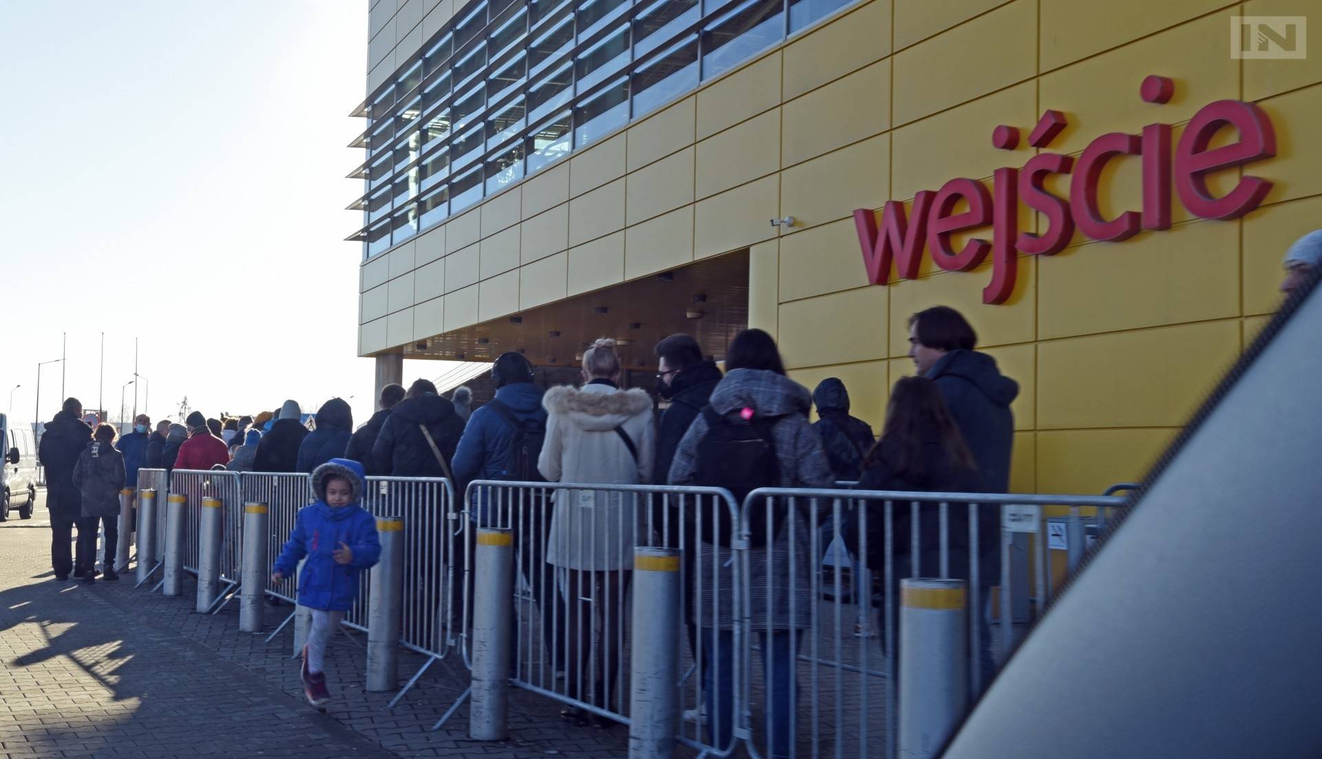 Tłumy w centrach handlowych. W IKEI bez kolejki z paszportem covidowym