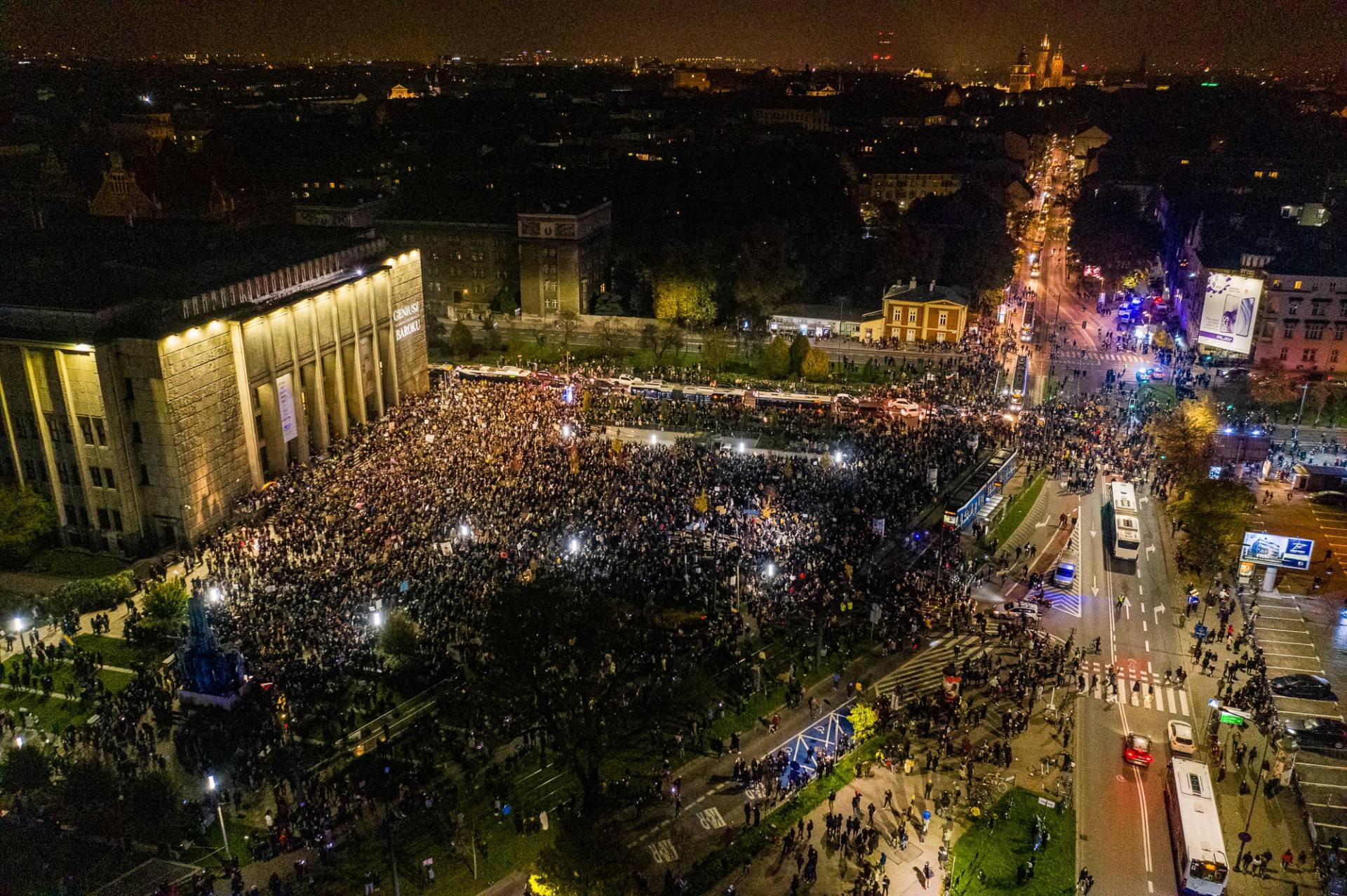 Generalny Strajk Kobiet w Krakowie. "Demonstrujemy pokojowo"
