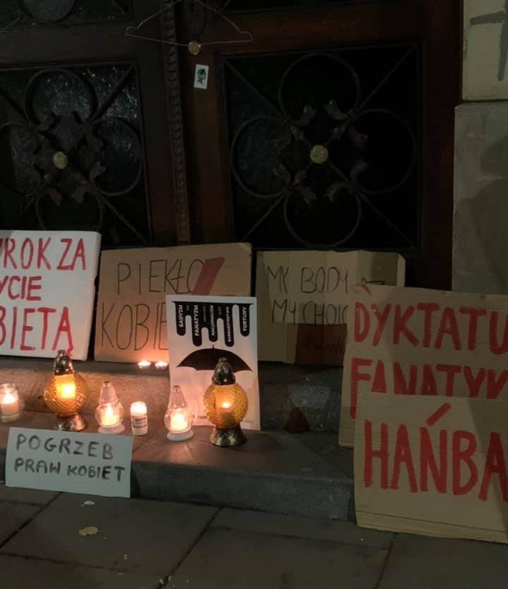 Znicze zapłonęły przed siedzibą PiS. "Pogrzeb praw kobiet"