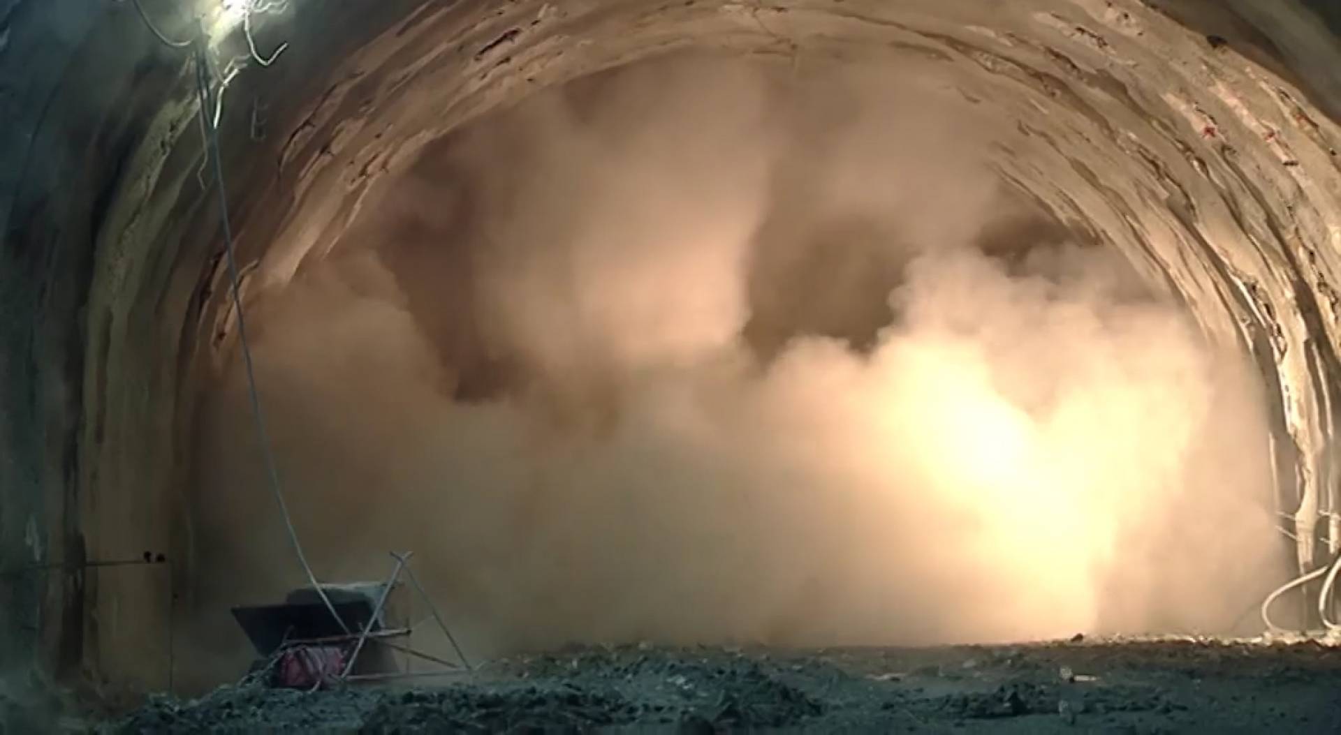 Huk był potężny: film z przebicia tunelu na zakopiance