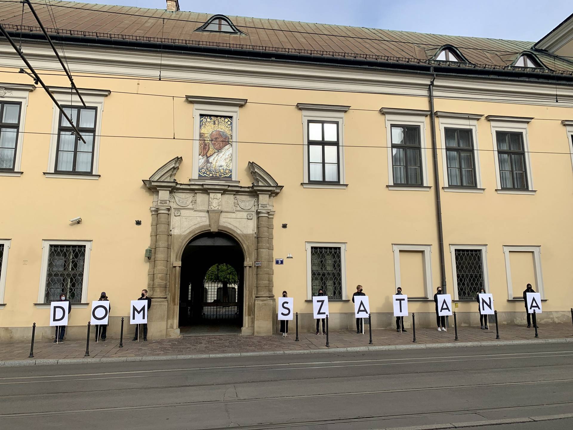 "Dom szatana": kolejny protest przed krakowską kurią