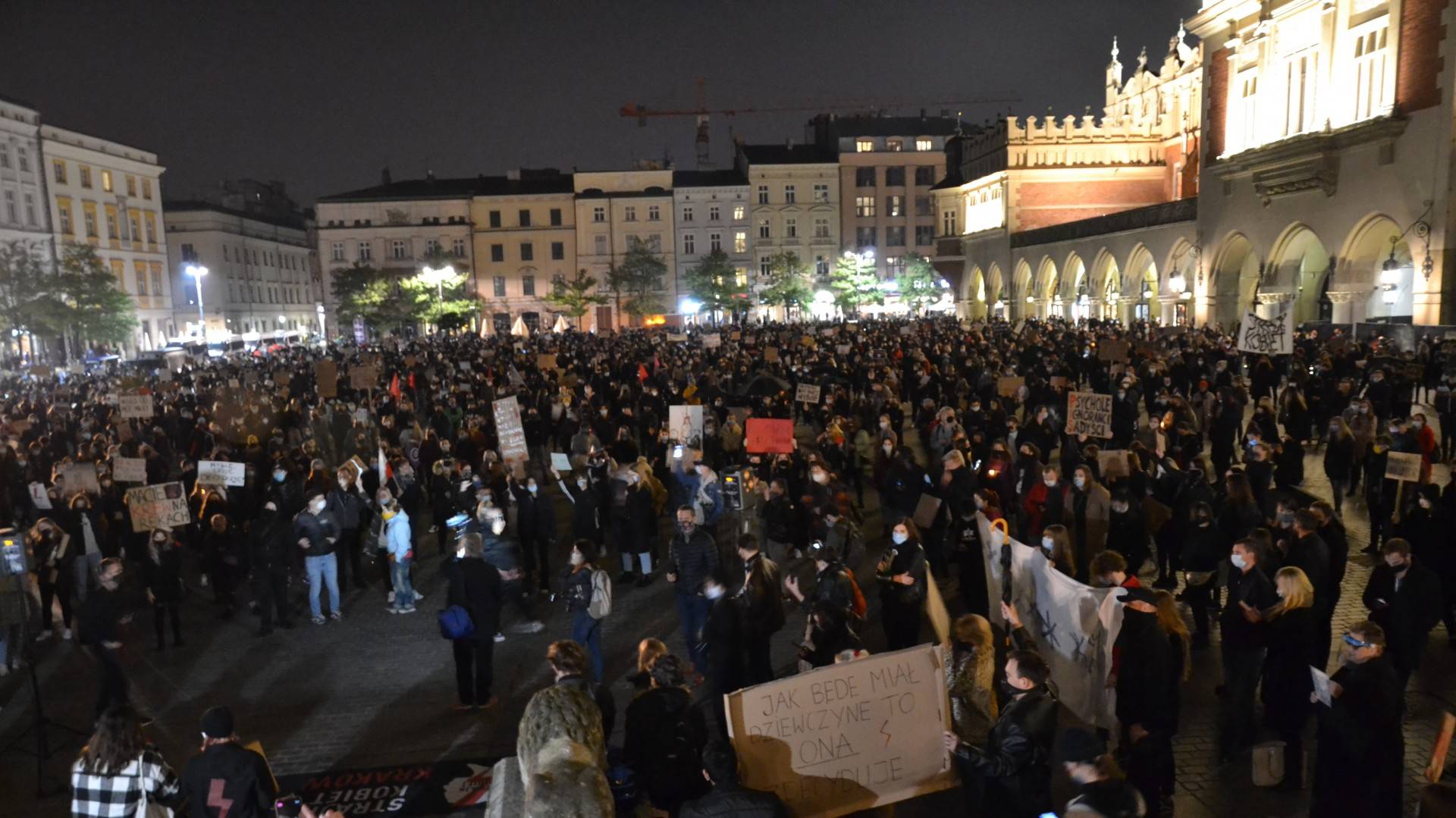 Tłum wzburzonych ludzi na Rynku. Drugi dzień protestu