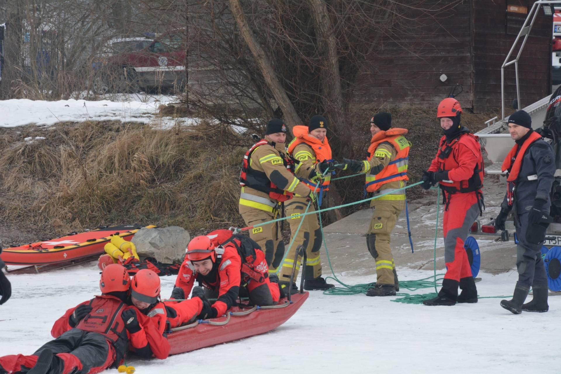To niezwykle niebezpieczne sytuacje, strażacy ćwiczyli na Bagrach