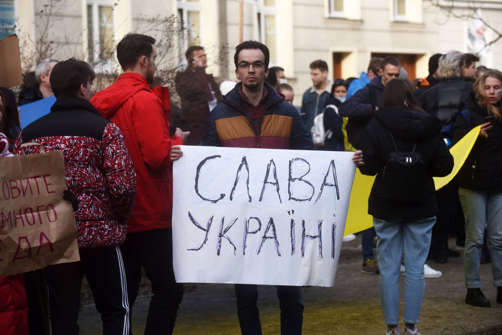 Setki krakowian przed rosyjskim konsulatem. Od jutra zbiórka darów dla Ukrainy