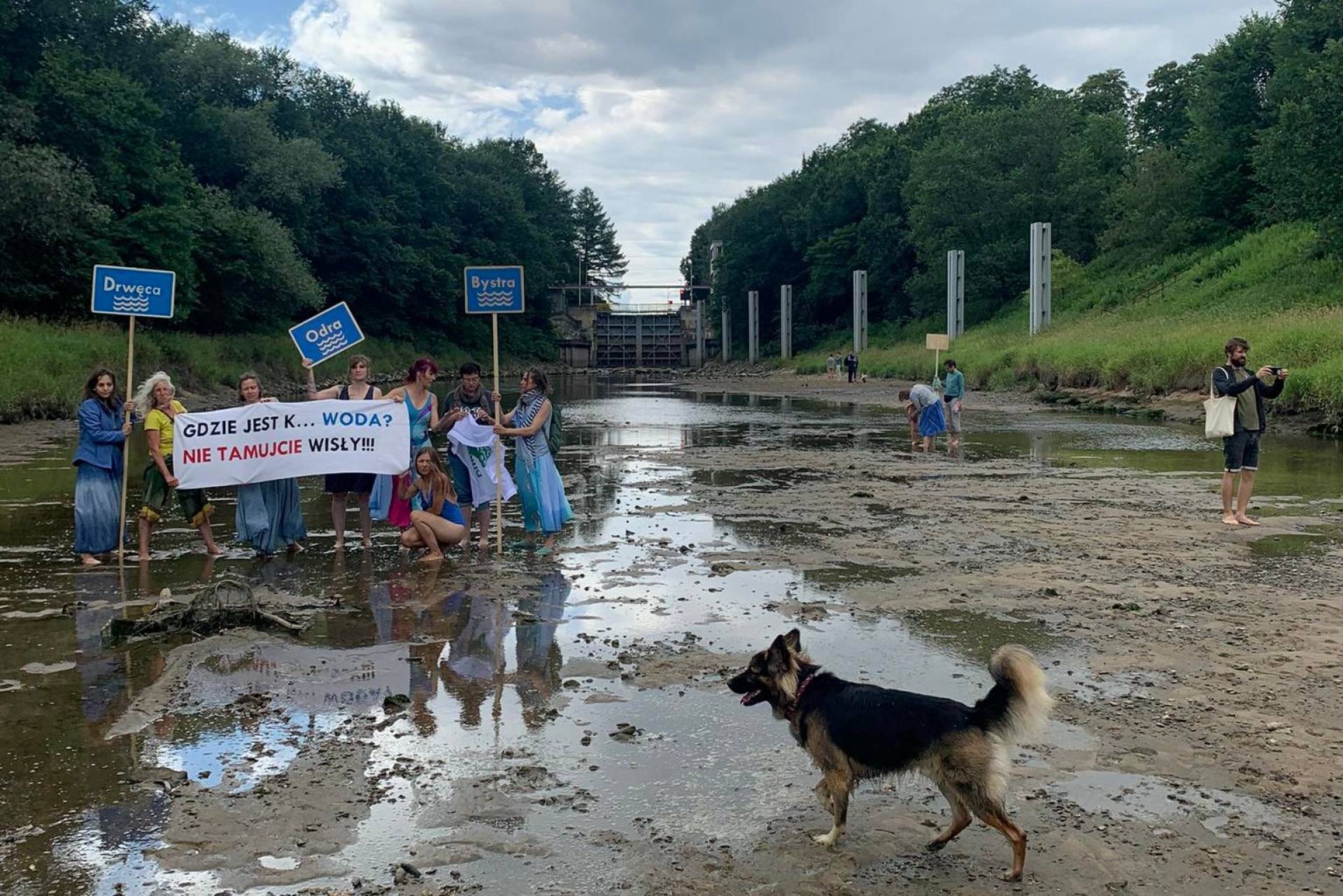 BIG JUMP do wody po kostki... Protest przeciw dalszemu betonowaniu Wisły w Małopolsce