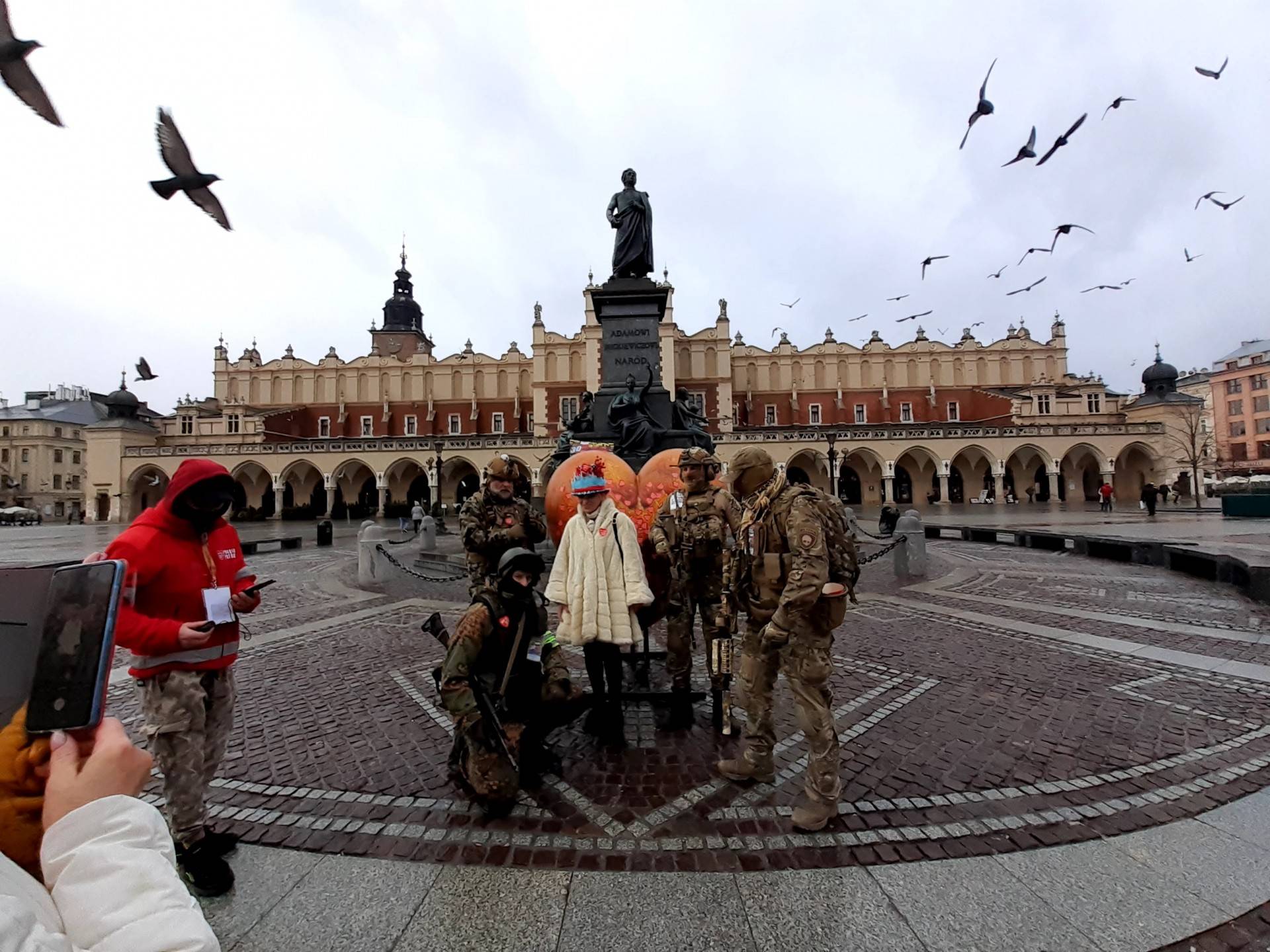 Przed południem na Rynku było pusto, ale wolontariuszy pogoda nie zniechęca