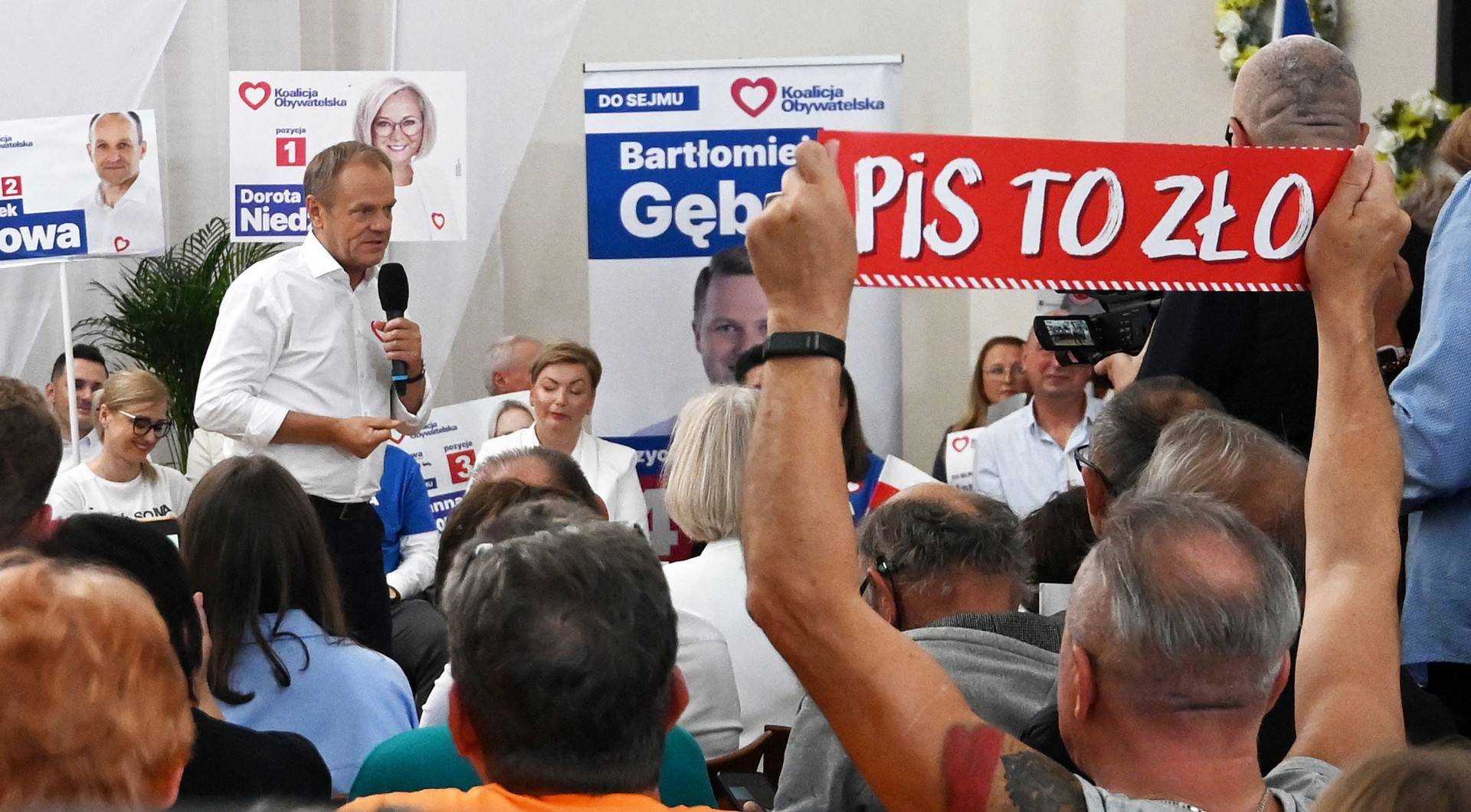Donald Tusk do wolontariuszy pilnujących wyborów: "Idziemy po to, aby wygrać"