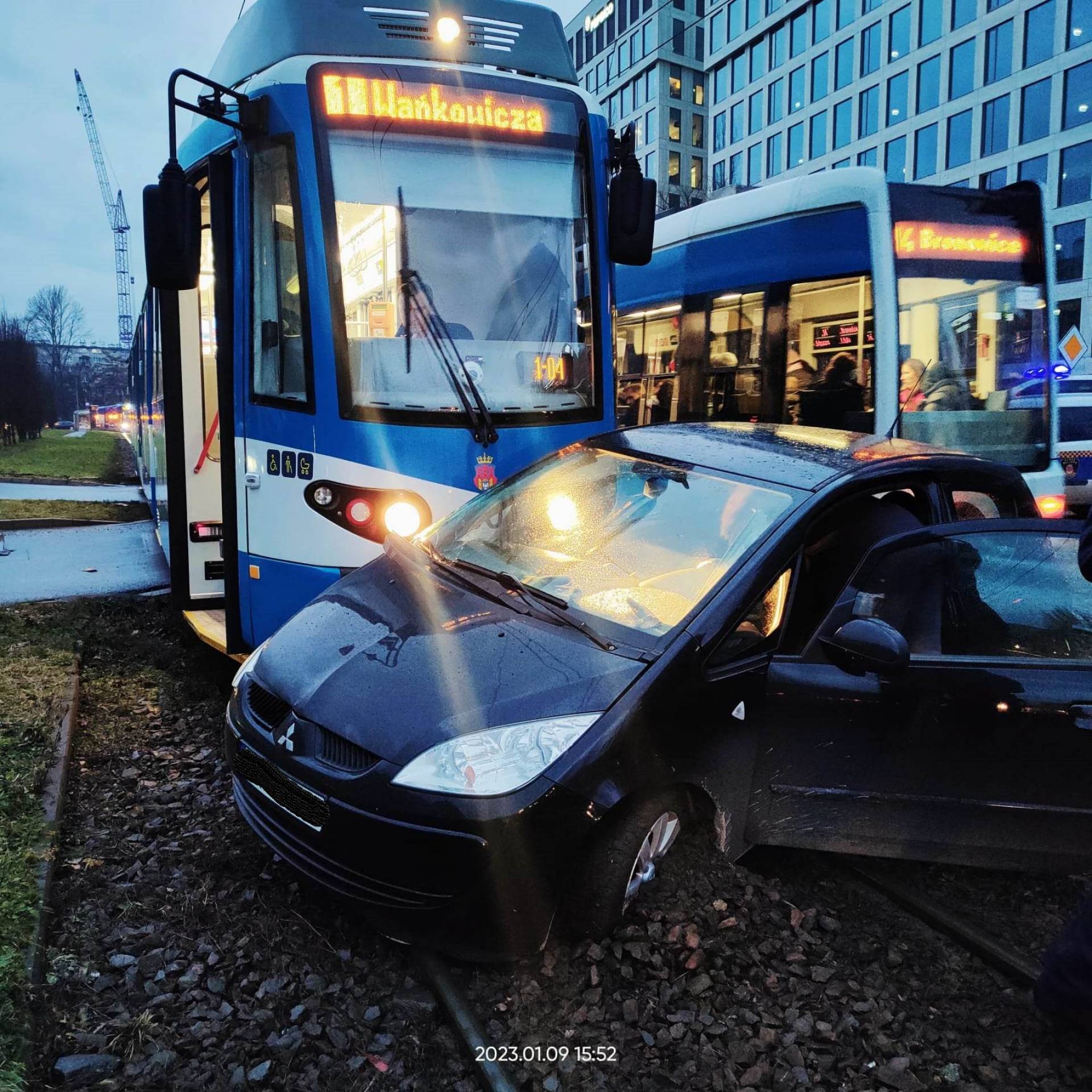 Zderzenie samochodu z tramwajem, kierowca nie chciał pomocy