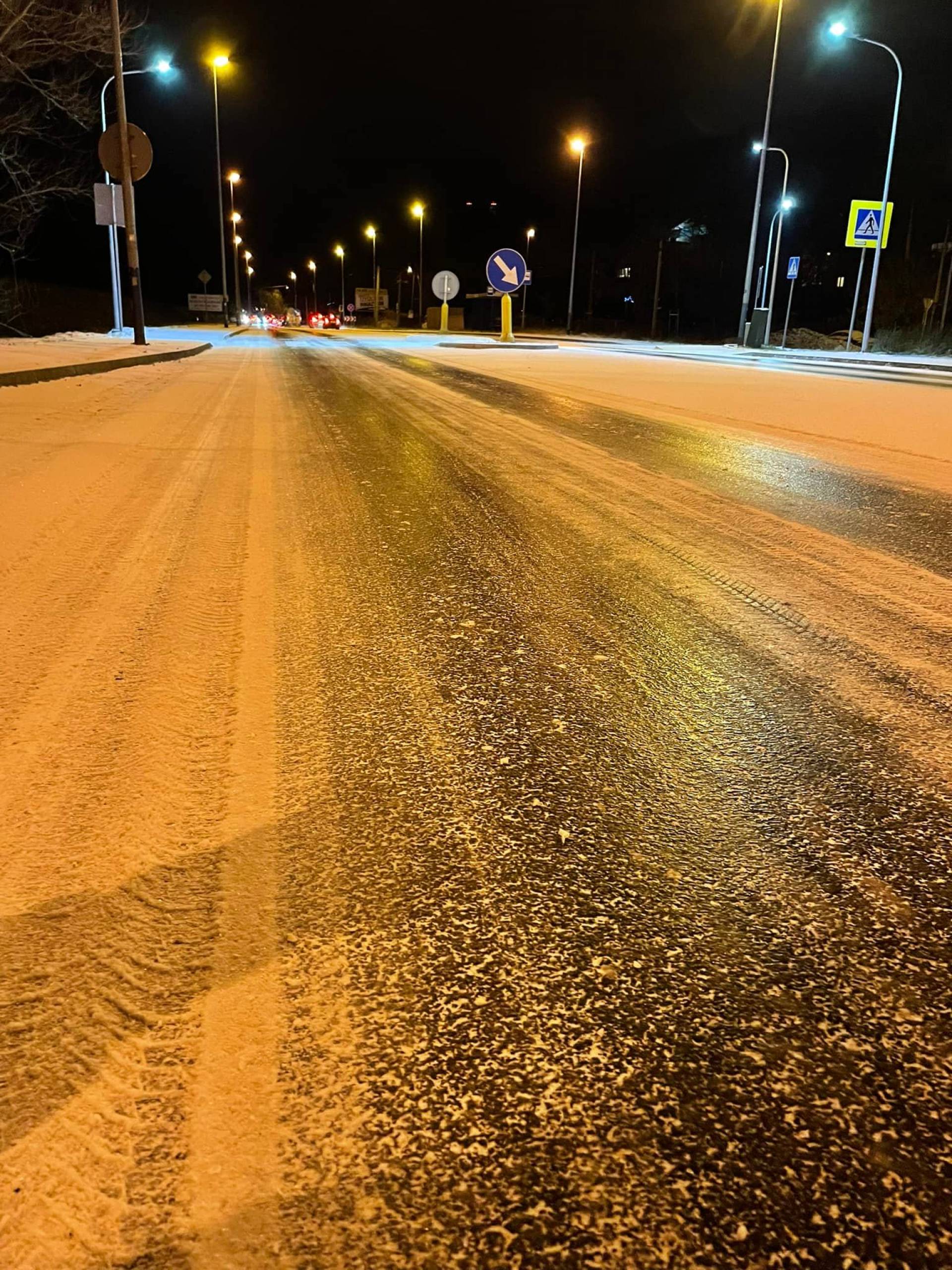 Koszmarne warunki drogowe w Krakowie. Autobusy opóźnione o godzinę