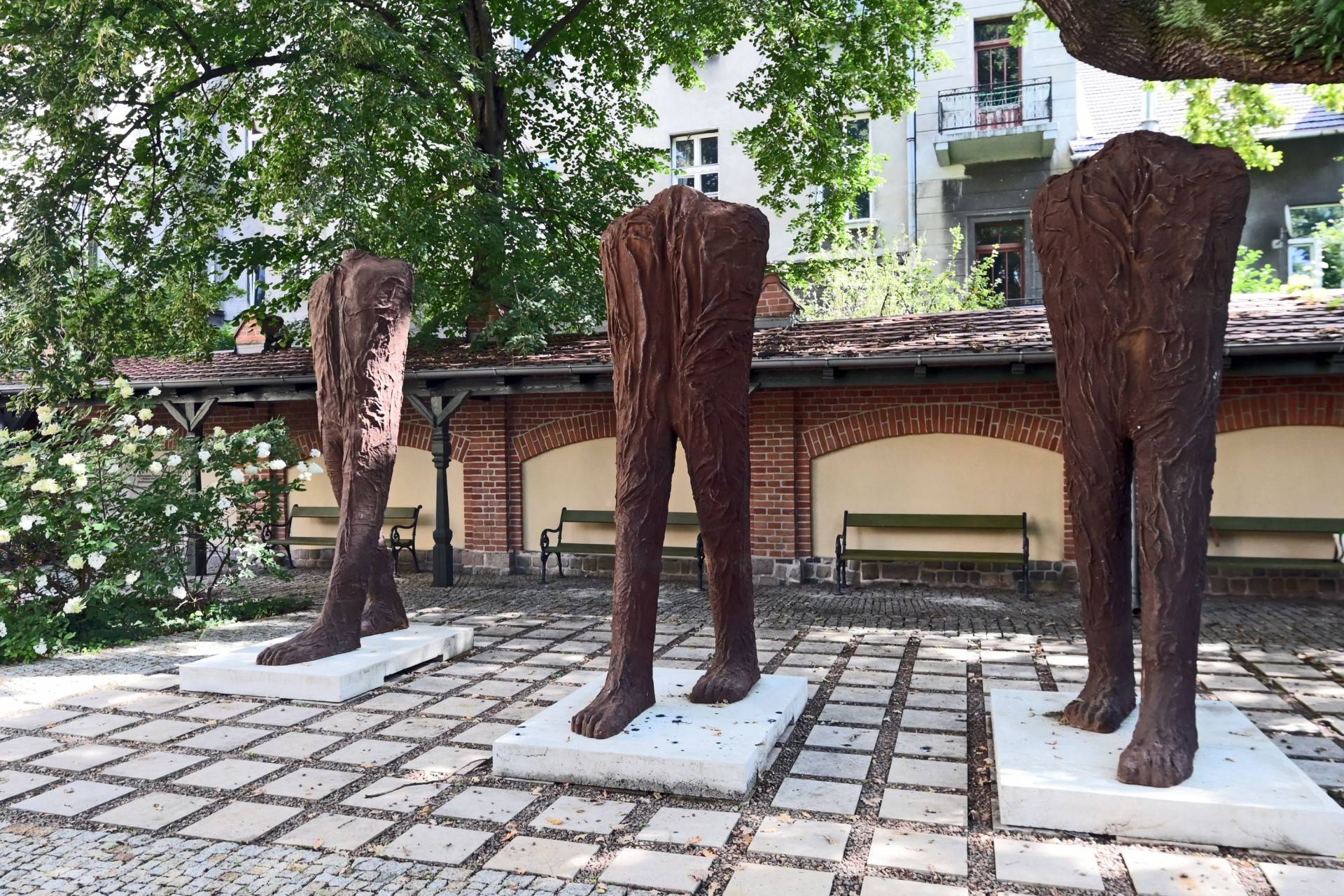Rzeźby bezgłowych postaci w ogrodzie pawilonu Czapskiego