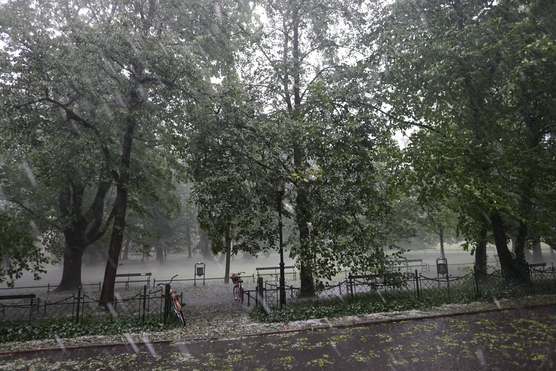 Nawałnica nad Krakowem! Grad i woda płynąca ulicami. Filmy i zdjęcia
