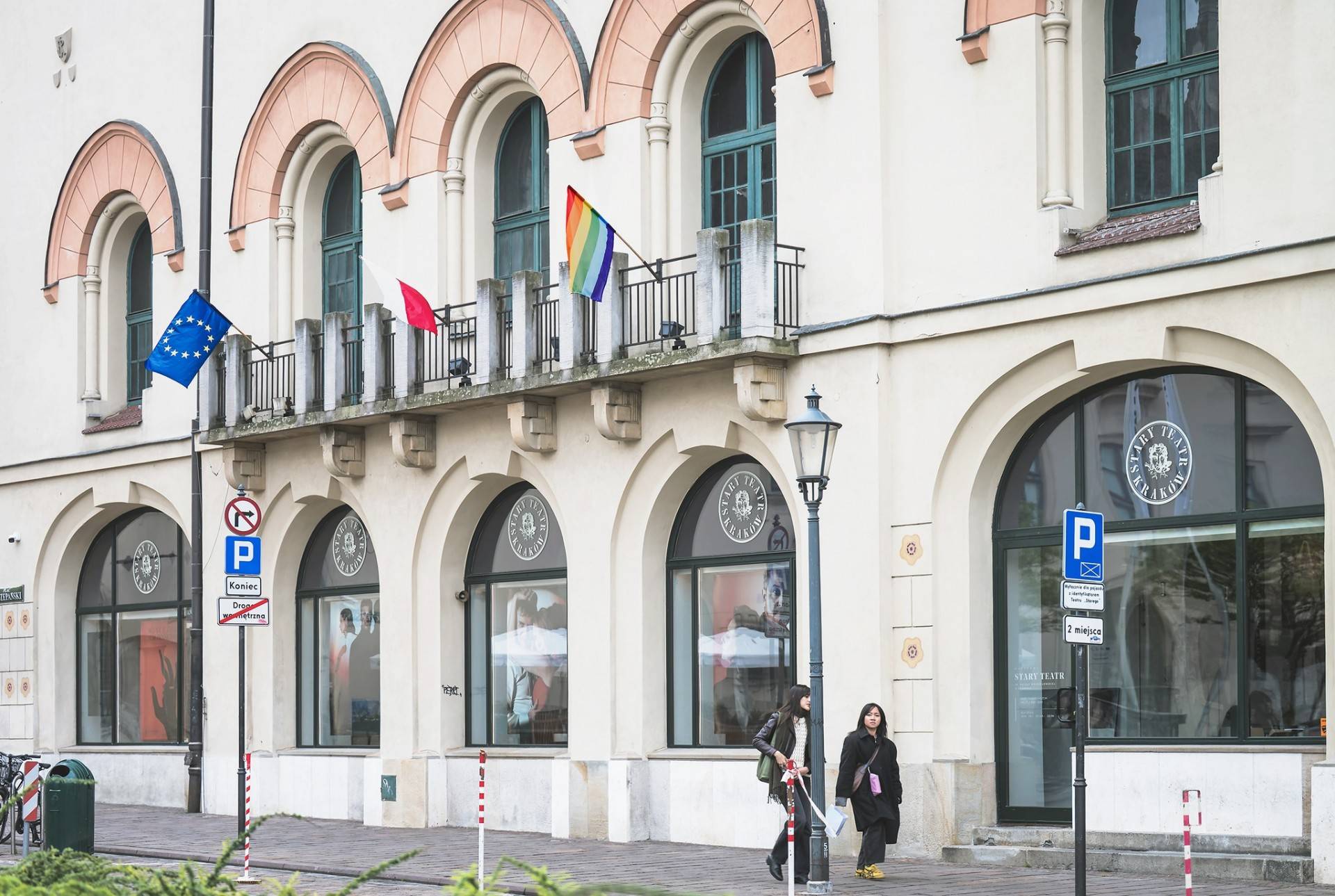 Tęczowa flaga na fasadzie Narodowego Starego Teatru, nieprzypadkowo